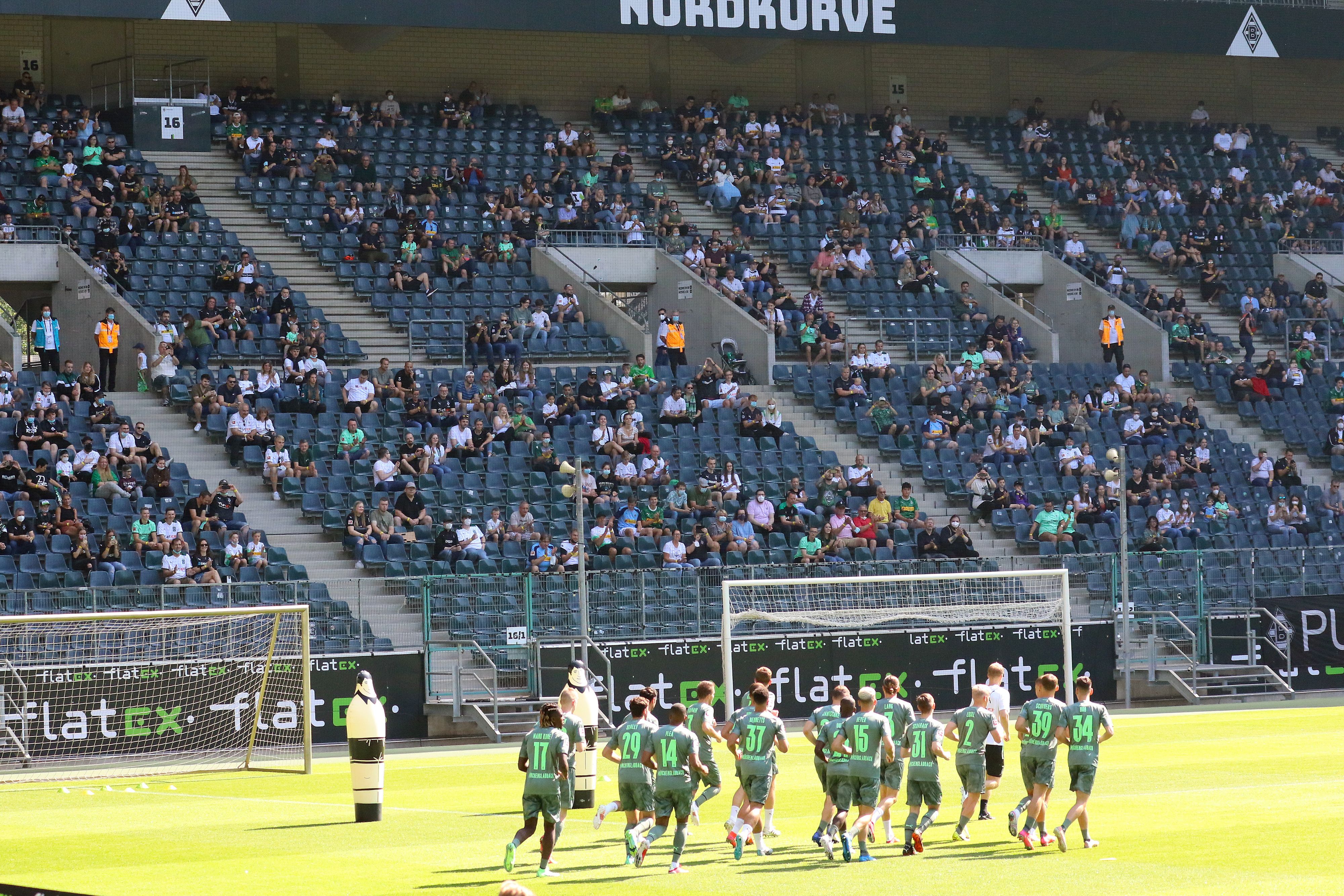 03.07.2021, Mönchengladbach, GER, Fussball, Herren, BL, Saison 2021/2022, Borussia Moenchengladbach

Training, Rund 1.300 VfL-Fans verfolgten am Samstagmorgen den Trainingsauftakt der Gladbacher im Borussia-Park.