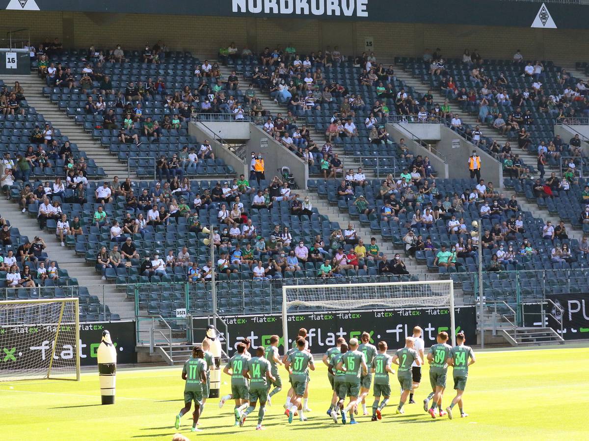 03.07.2021, Mönchengladbach, GER, Fussball, Herren, BL, Saison 2021/2022, Borussia Moenchengladbach
Training, Rund 1.300 VfL-Fans verfolgten am Samstagmorgen den Trainingsauftakt der Gladbacher im Borussia-Park.