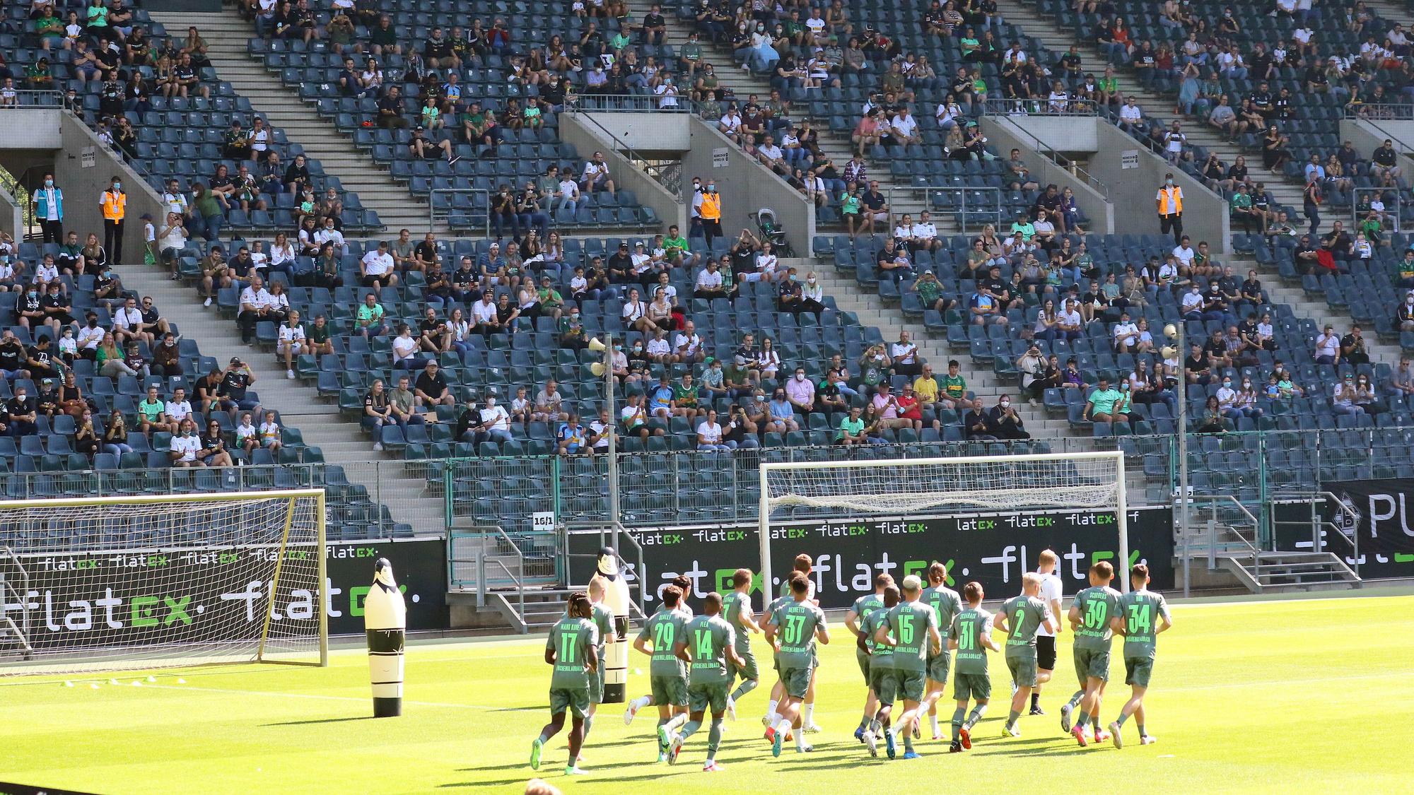03.07.2021, Mönchengladbach, GER, Fussball, Herren, BL, Saison 2021/2022, Borussia Moenchengladbach
Training, Rund 1.300 VfL-Fans verfolgten am Samstagmorgen den Trainingsauftakt der Gladbacher im Borussia-Park.