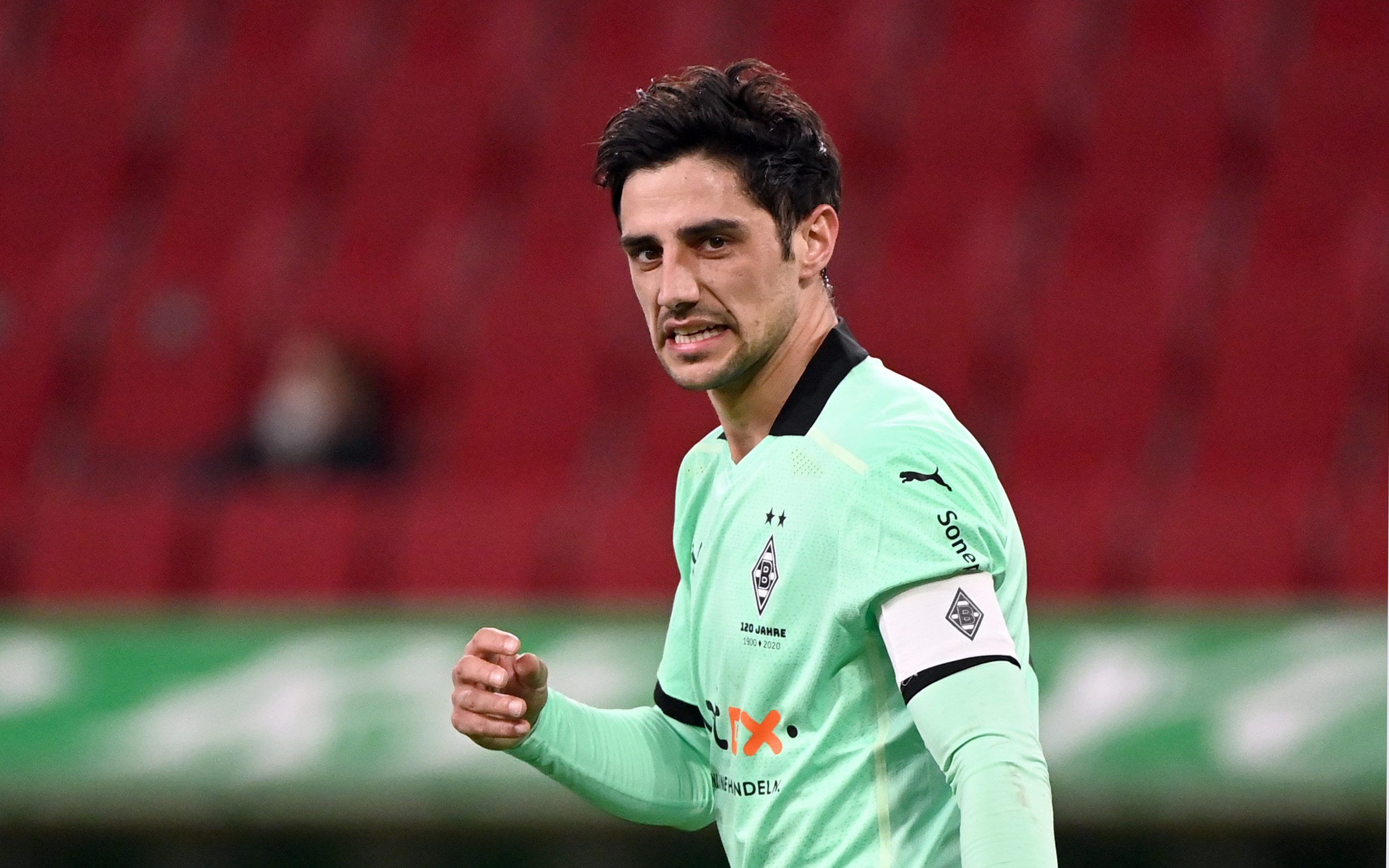 ARCHIV - 12.03.2021, Bayern, Augsburg: Fußball, Bundesliga, FC Augsburg - Borussia Mönchengladbach, 25. Spieltag, WWK-Arena: Mönchengladbachs Lars Stindl reagiert enttäuscht nach seinem verschossenem Elfmeter.