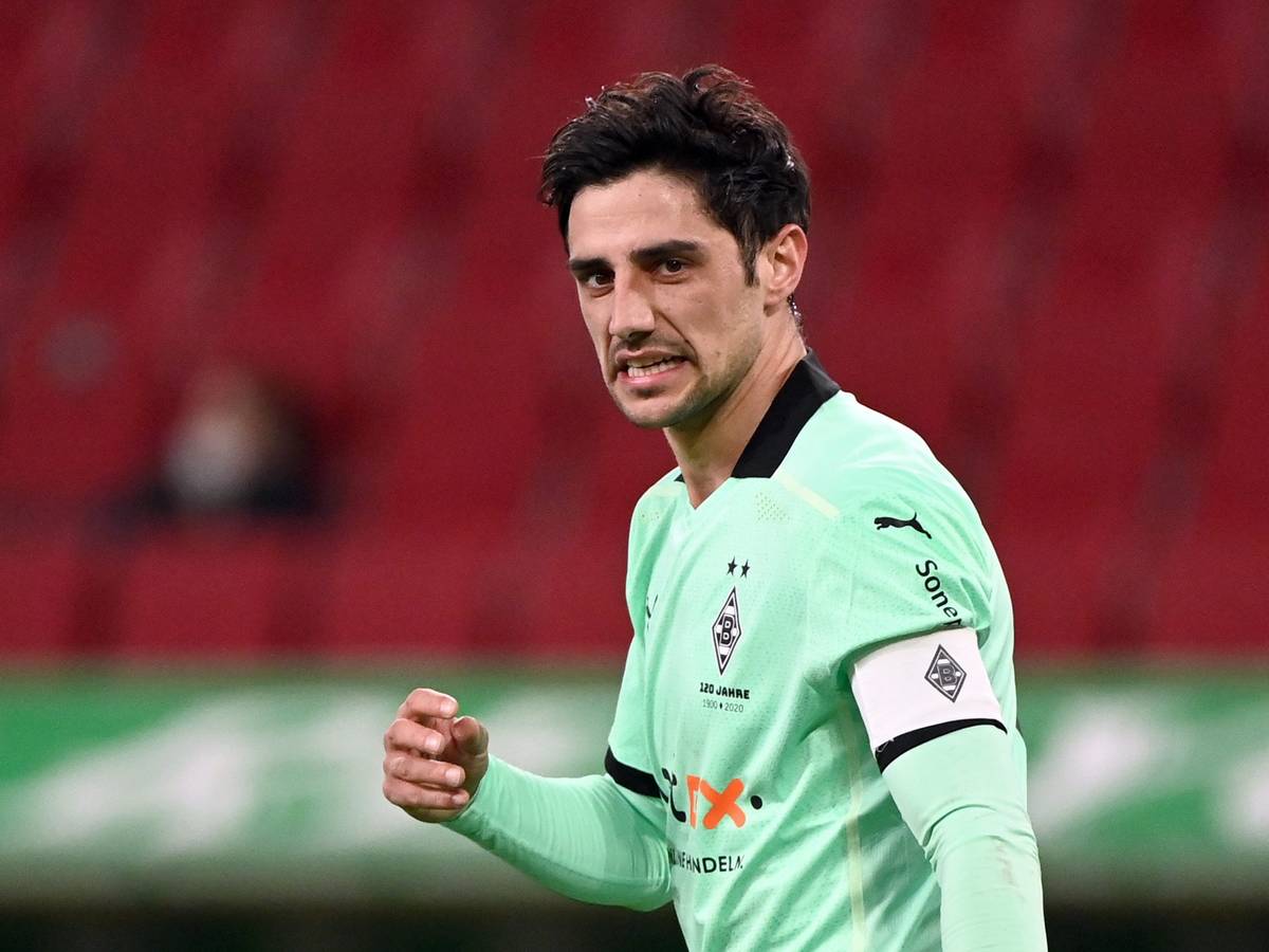 ARCHIV - 12.03.2021, Bayern, Augsburg: Fußball, Bundesliga, FC Augsburg - Borussia Mönchengladbach, 25. Spieltag, WWK-Arena: Mönchengladbachs Lars Stindl reagiert enttäuscht nach seinem verschossenem Elfmeter.