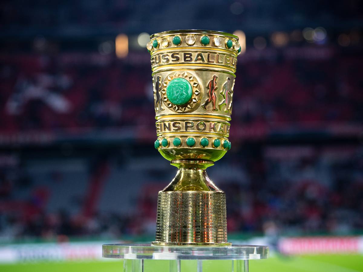 Fußball: DFB-Pokal, Bayern München - 1899 Hoffenheim, Achtelfinale in der Allianz Arena. Der DFB-Pokal steht vor Spielbeginn während eines Interviews am Spielfeldrand.