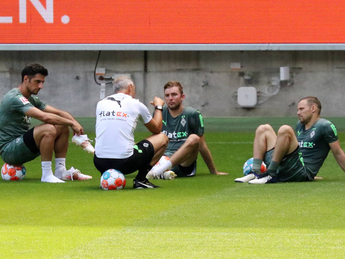 Gladbachs Christoph Kramer (Mitte) nach der Trainingseinheit am 4. Juli 2021 im Gespräch mit seinen Teamkollegen Lars Stindl (links) und Tony Jantschke (rechts) sowie Trainer Adi Hütter (vorne) im Borussia-Park.