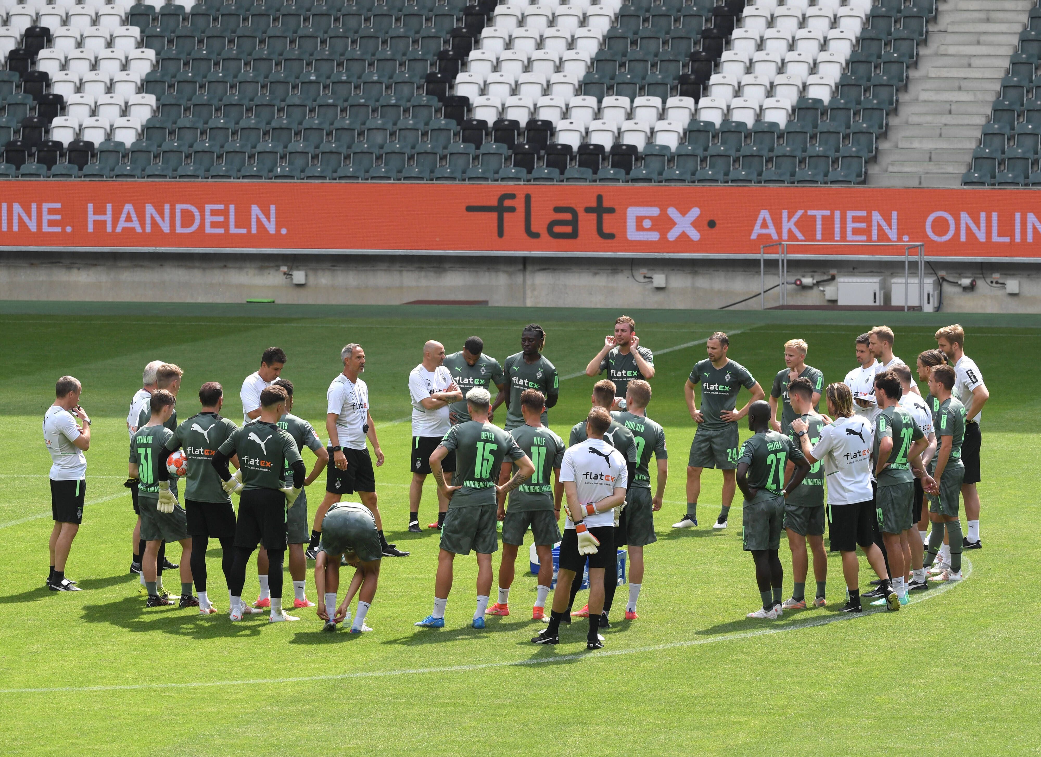 Kreisförmig hat sich die Gladbacher Mannschaft um Neu-Trainer Adi Hütter auf dem grünen Rasen des Borussia-Parks versammelt.