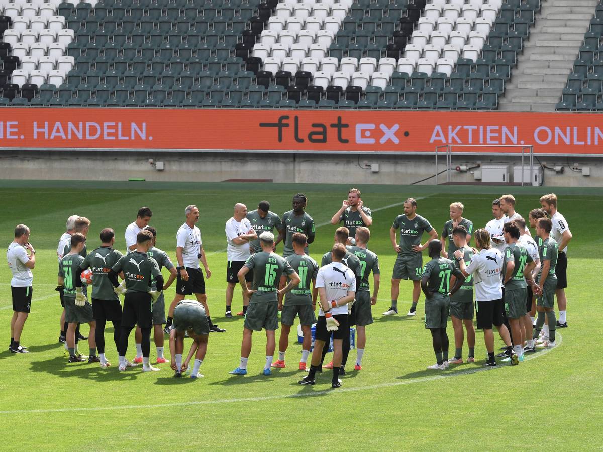 Kreisförmig hat sich die Gladbacher Mannschaft um Neu-Trainer Adi Hütter auf dem grünen Rasen des Borussia-Parks versammelt.