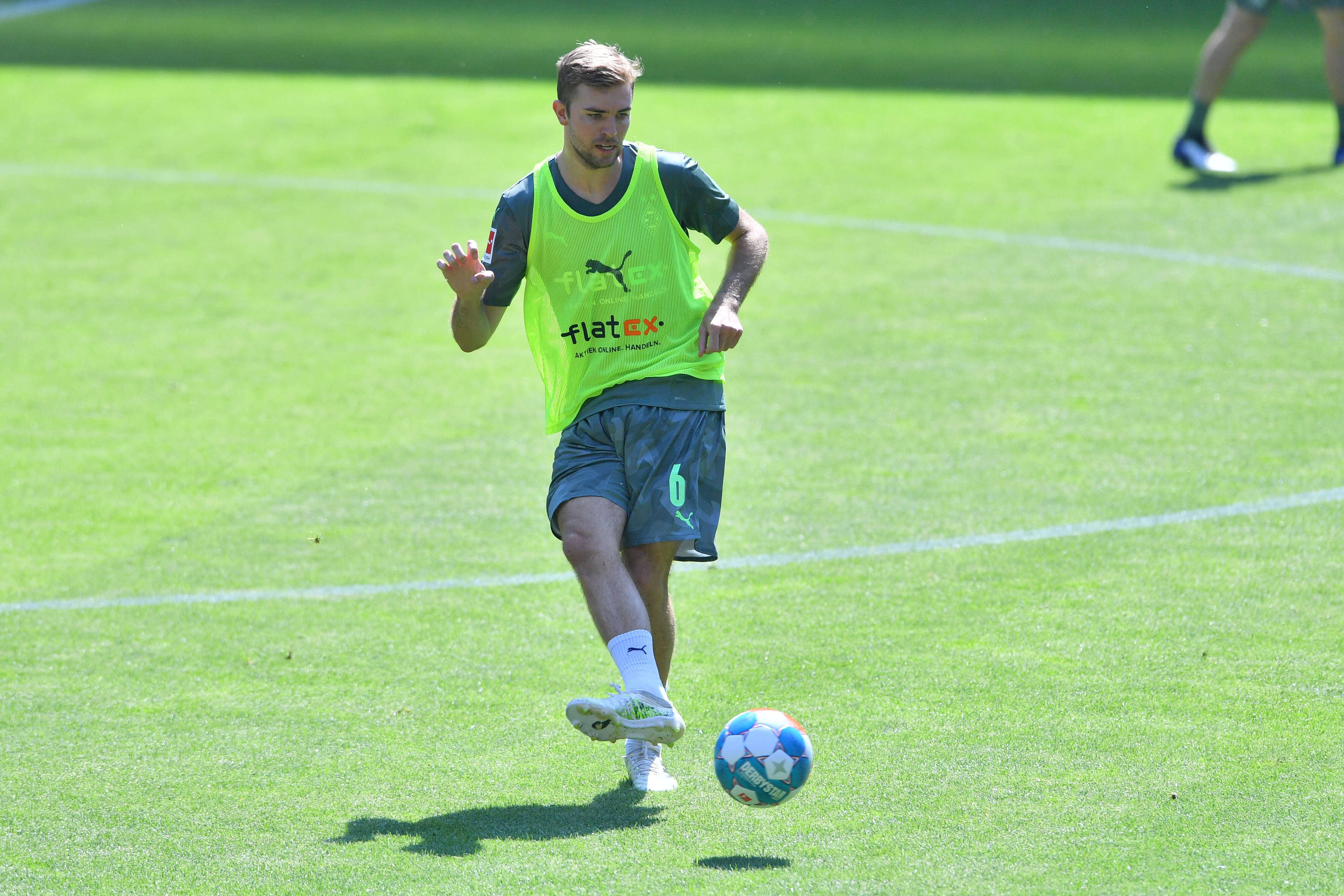 Borussia Mönchengladbachs Christoph Kramer passt den Ball im Training im Borussia-Park.
