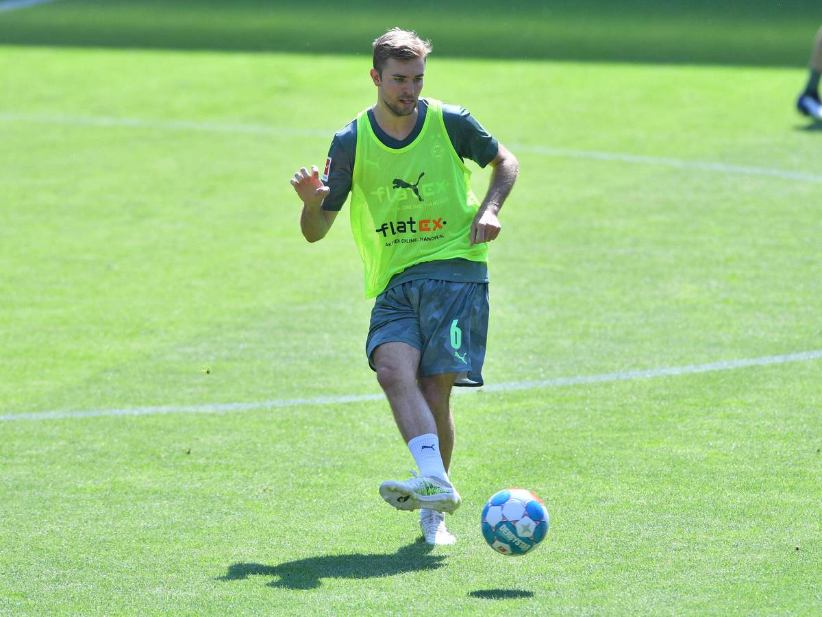 Borussia Mönchengladbachs Christoph Kramer passt den Ball im Training im Borussia-Park.