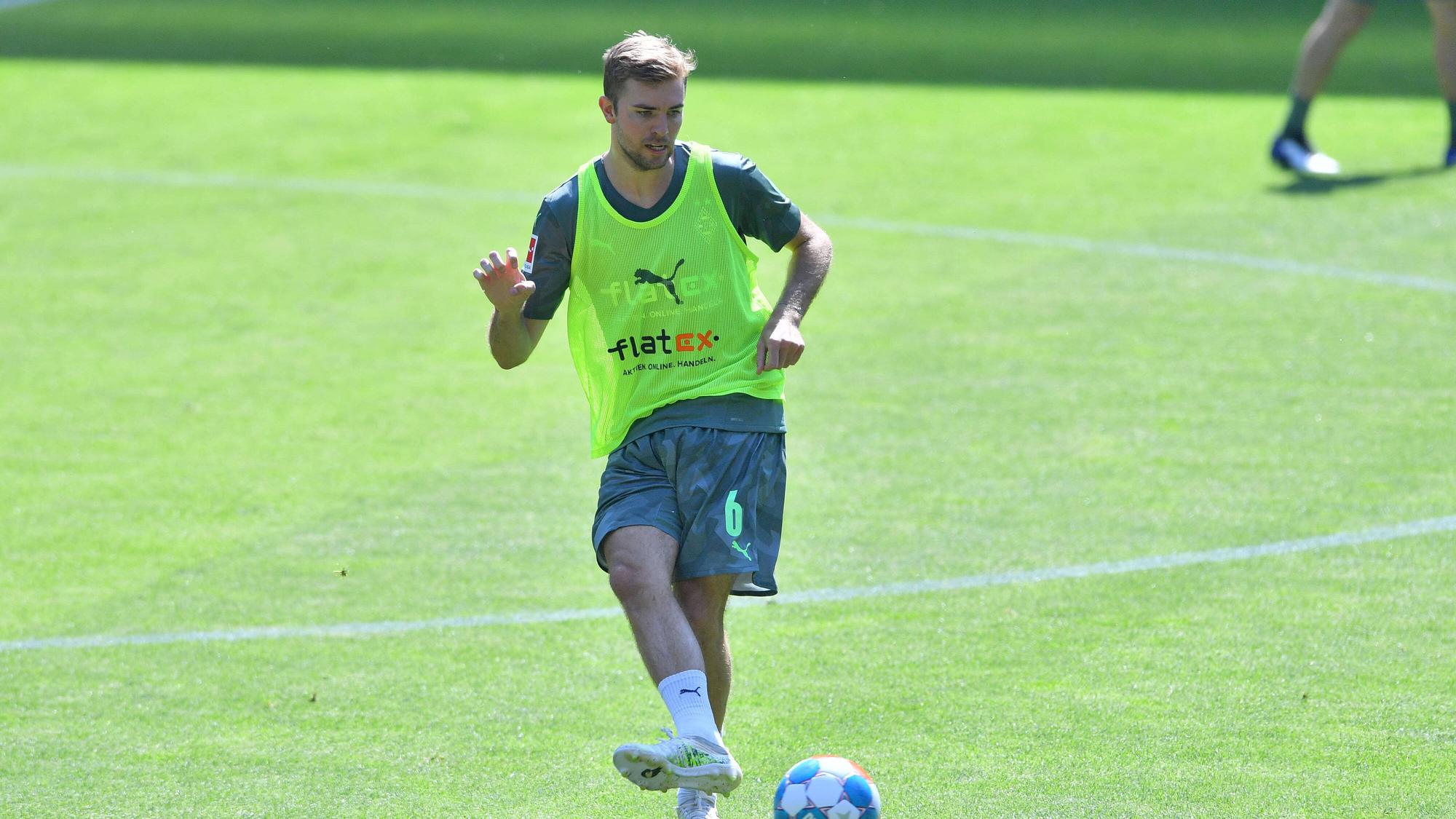 Borussia Mönchengladbachs Christoph Kramer passt den Ball im Training im Borussia-Park.