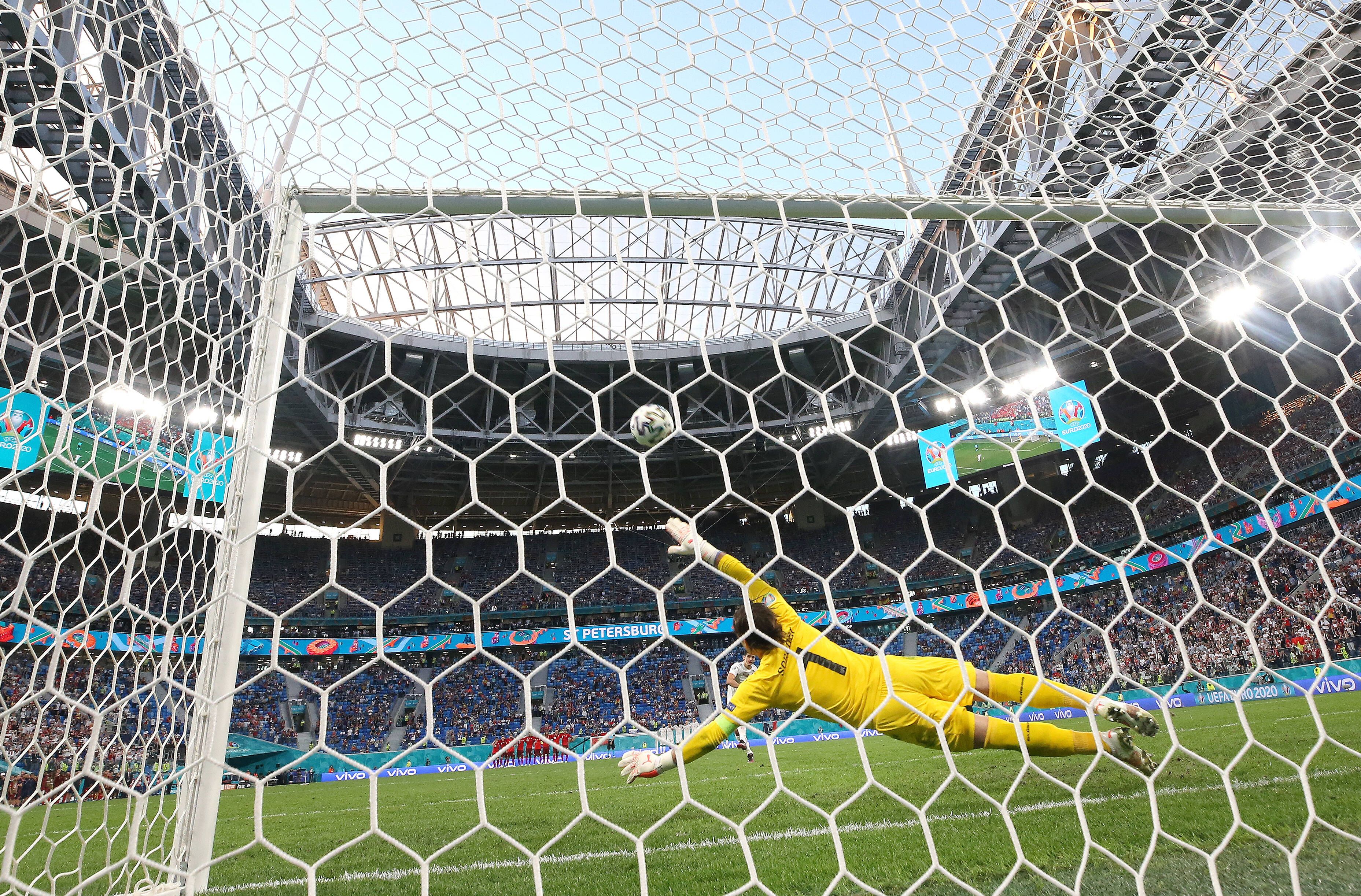Yann Sommer bei einer Parade während des EM-Viertelfinals mit der Schweiz gegen Spanien am 2. Juli 2021 in St. Petersburg.