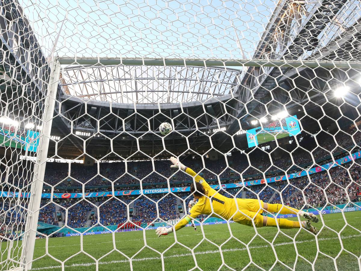 Yann Sommer bei einer Parade während des EM-Viertelfinals mit der Schweiz gegen Spanien am 2. Juli 2021 in St. Petersburg.