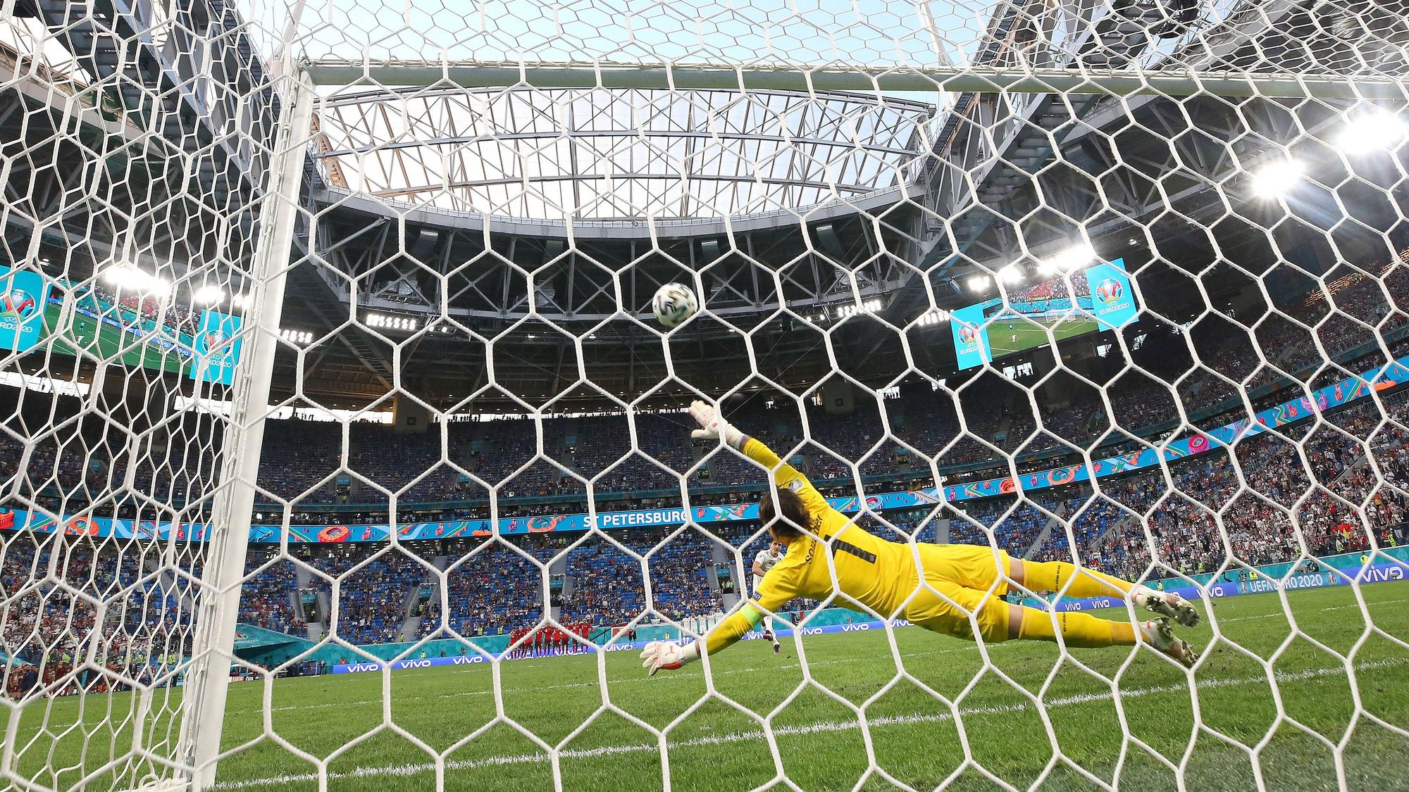 Yann Sommer bei einer Parade während des EM-Viertelfinals mit der Schweiz gegen Spanien am 2. Juli 2021 in St. Petersburg.