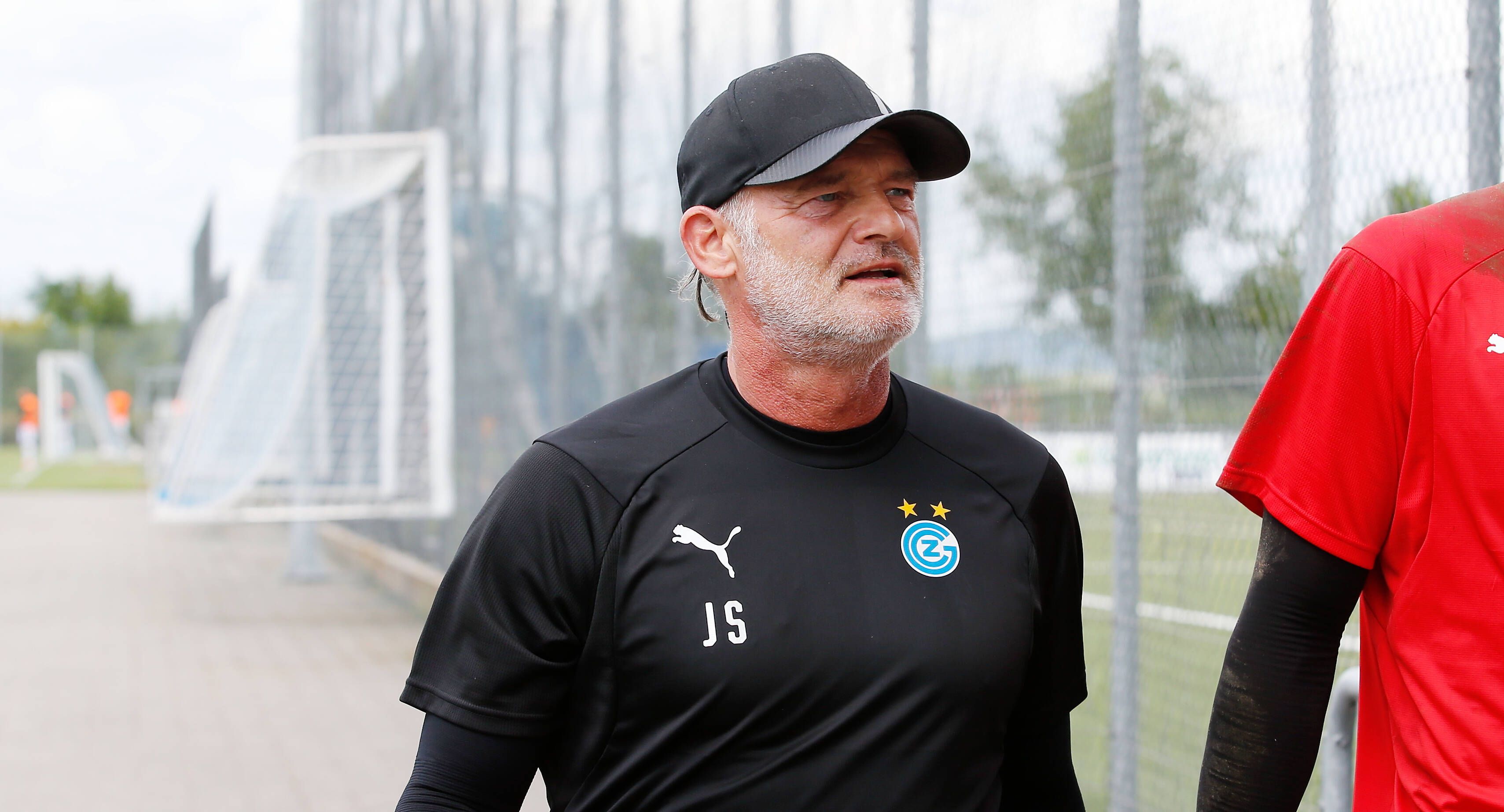 Ex-Gladbach-Keeper Jörg Stiel schaut fokussiert beim Testspiel der Grasshoppers Zürich und dem FC Schaffhausen am 25. Juni 2021 auf dem Campus Niederhasli.