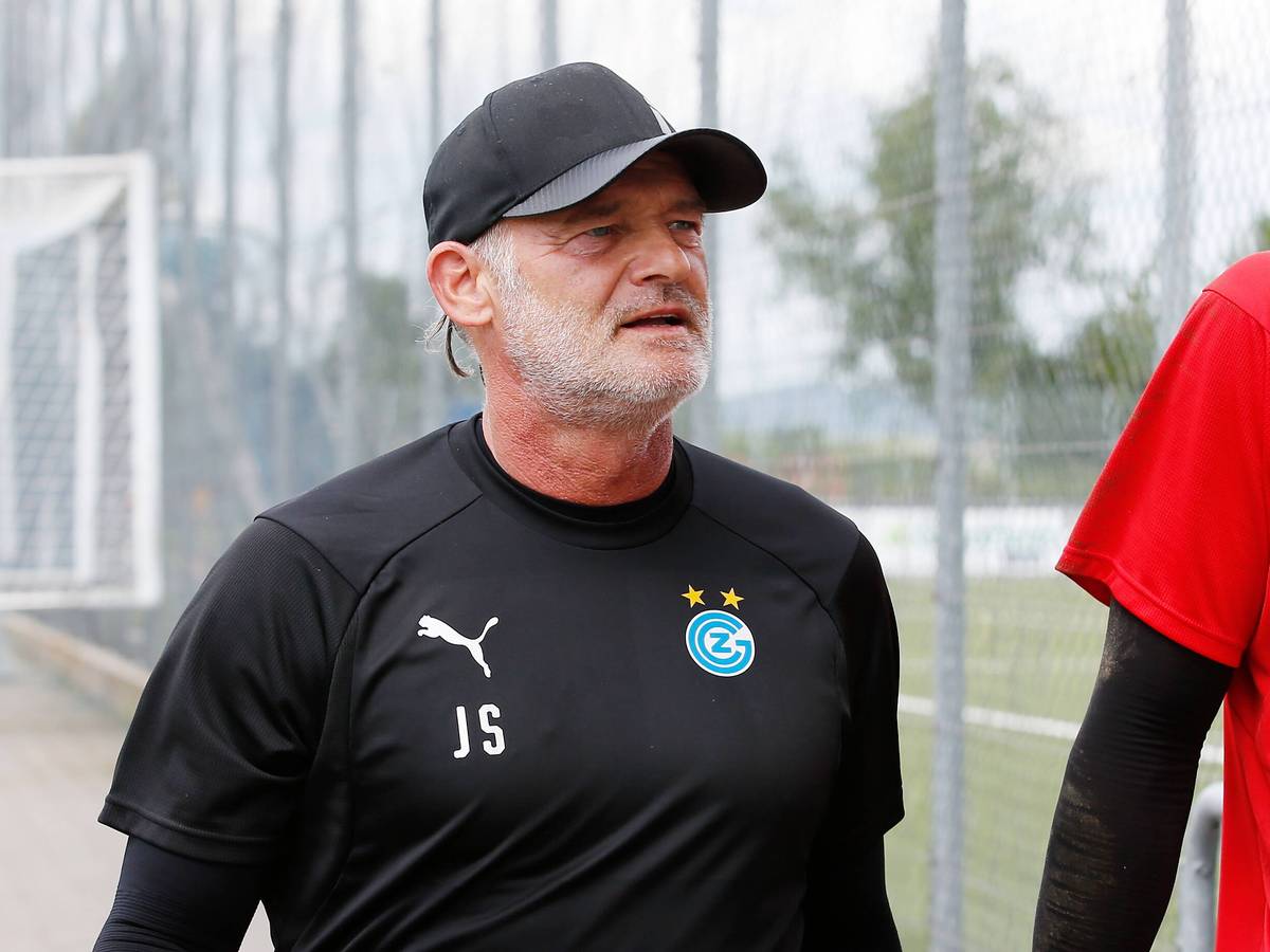 Ex-Gladbach-Keeper Jörg Stiel schaut fokussiert beim Testspiel der Grasshoppers Zürich und dem FC Schaffhausen am 25. Juni 2021 auf dem Campus Niederhasli.