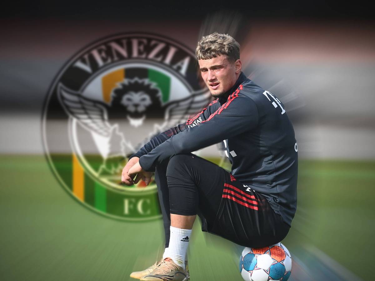FOTOMONTAGE: Michael CUISANCE offenbar vor Wechsel zum FC Venedig. Archivfoto Michael CUISANCE Bayern Muenchen sitzt auf einem Ball.