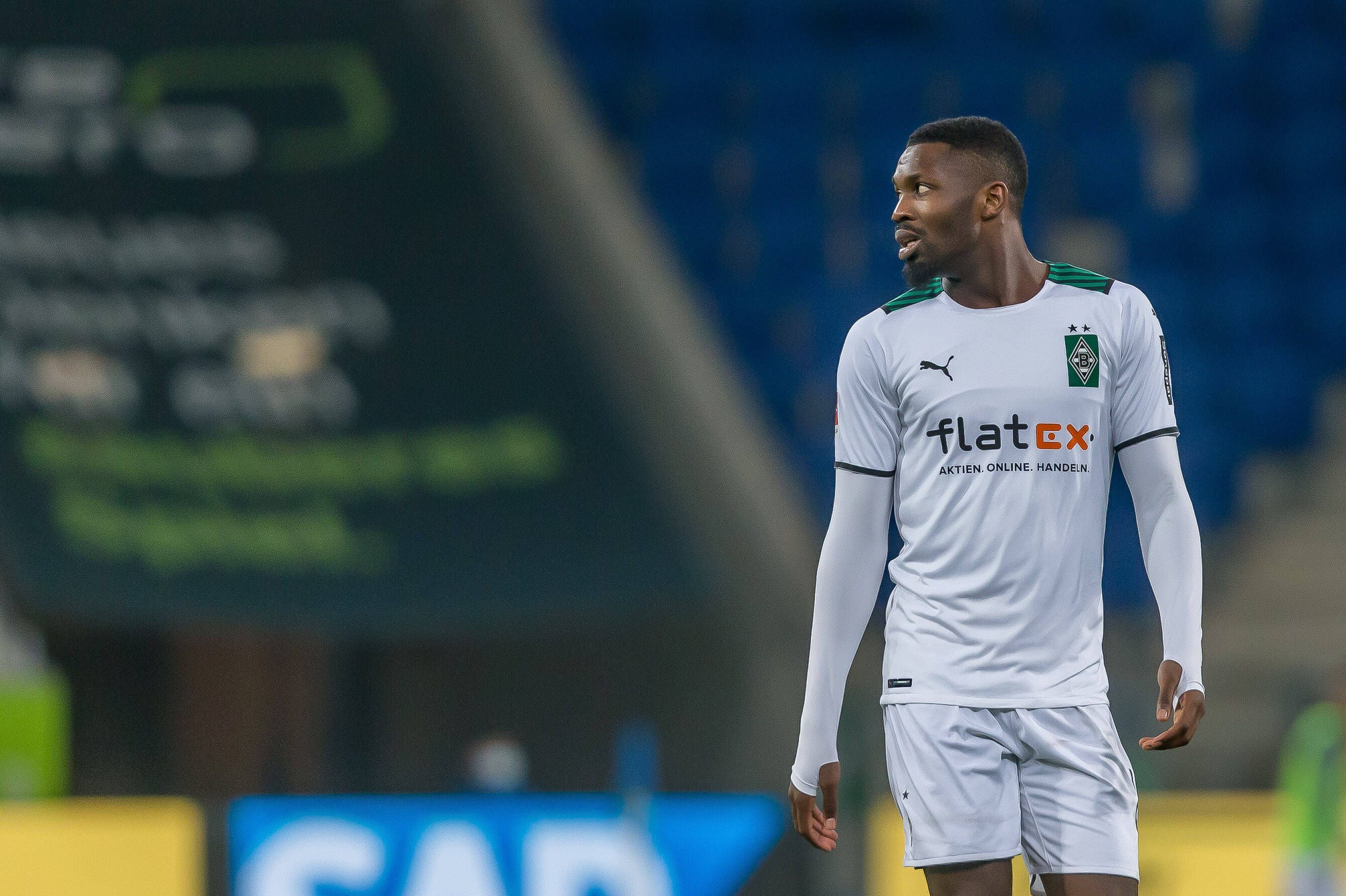 Marcus Thuram von Borussia Mönchengladbach am 18. Dezember 2021 beim Auswärtsspiel in Hoffenheim zur Seite schauend.