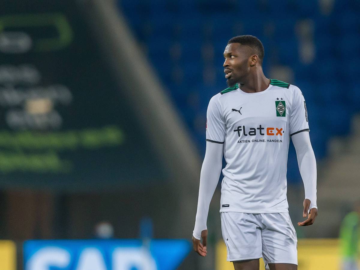 Marcus Thuram von Borussia Mönchengladbach am 18. Dezember 2021 beim Auswärtsspiel in Hoffenheim zur Seite schauend.