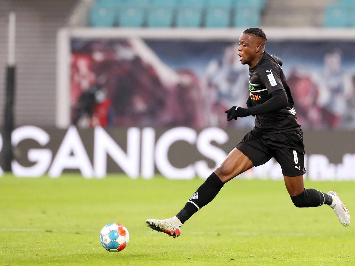 Denis Zakaria von Borussia Mönchengladbach, auf diesem Foto am 11. Dezember 2021 beim Bundesliga-Duell in Leipzig zu sehen, wird als Winterzugang bei Juventus Turin gehandelt. Zakaria treibt den Ball nach vorne.