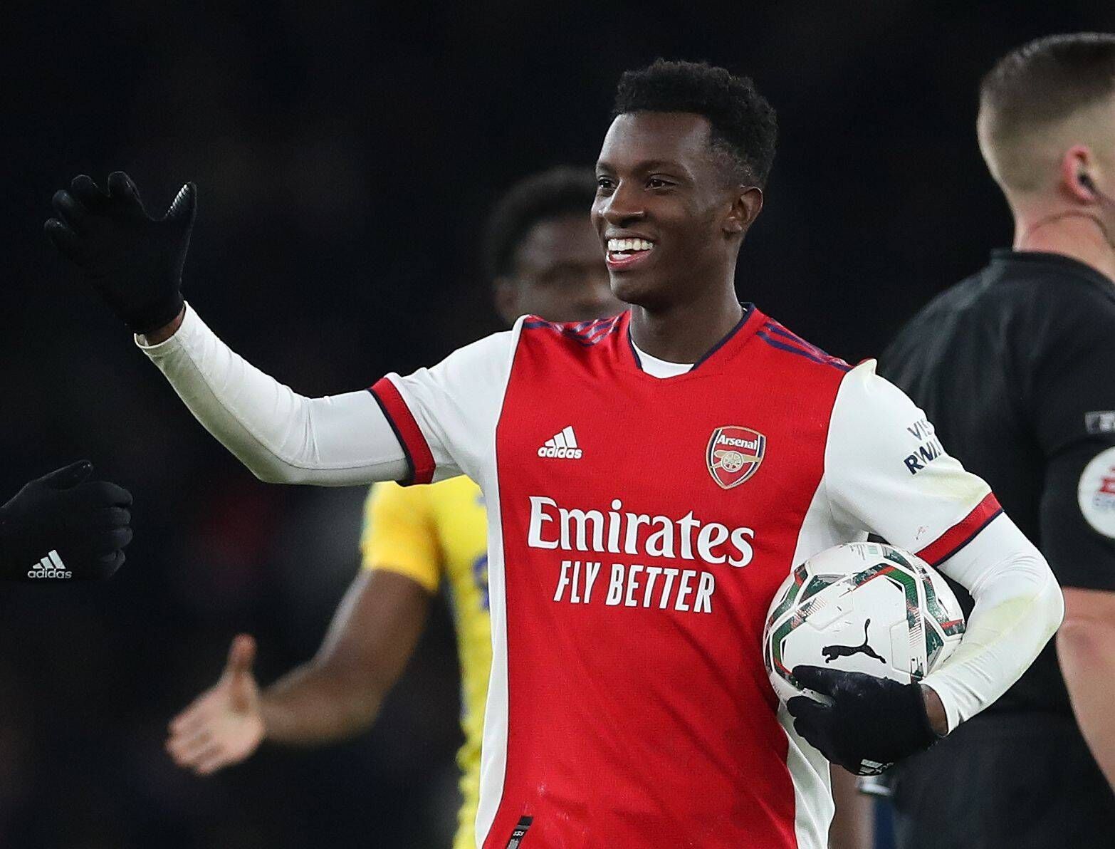 Offensivspieler Eddie Nketiah vom Premier-League-Klub, hier zu sehen am 21. Dezember 2021. Er hält den Ball in der Hand.