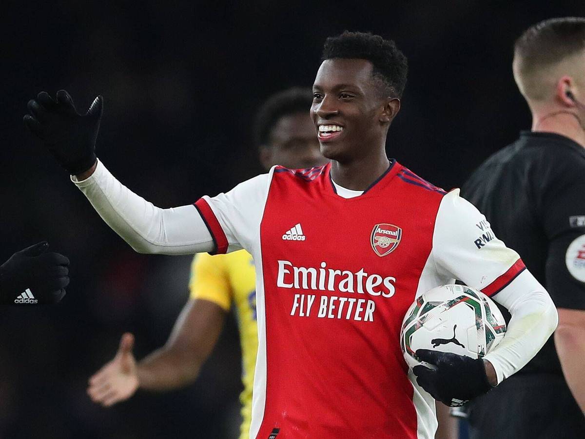 Offensivspieler Eddie Nketiah vom Premier-League-Klub, hier zu sehen am 21. Dezember 2021. Er hält den Ball in der Hand.