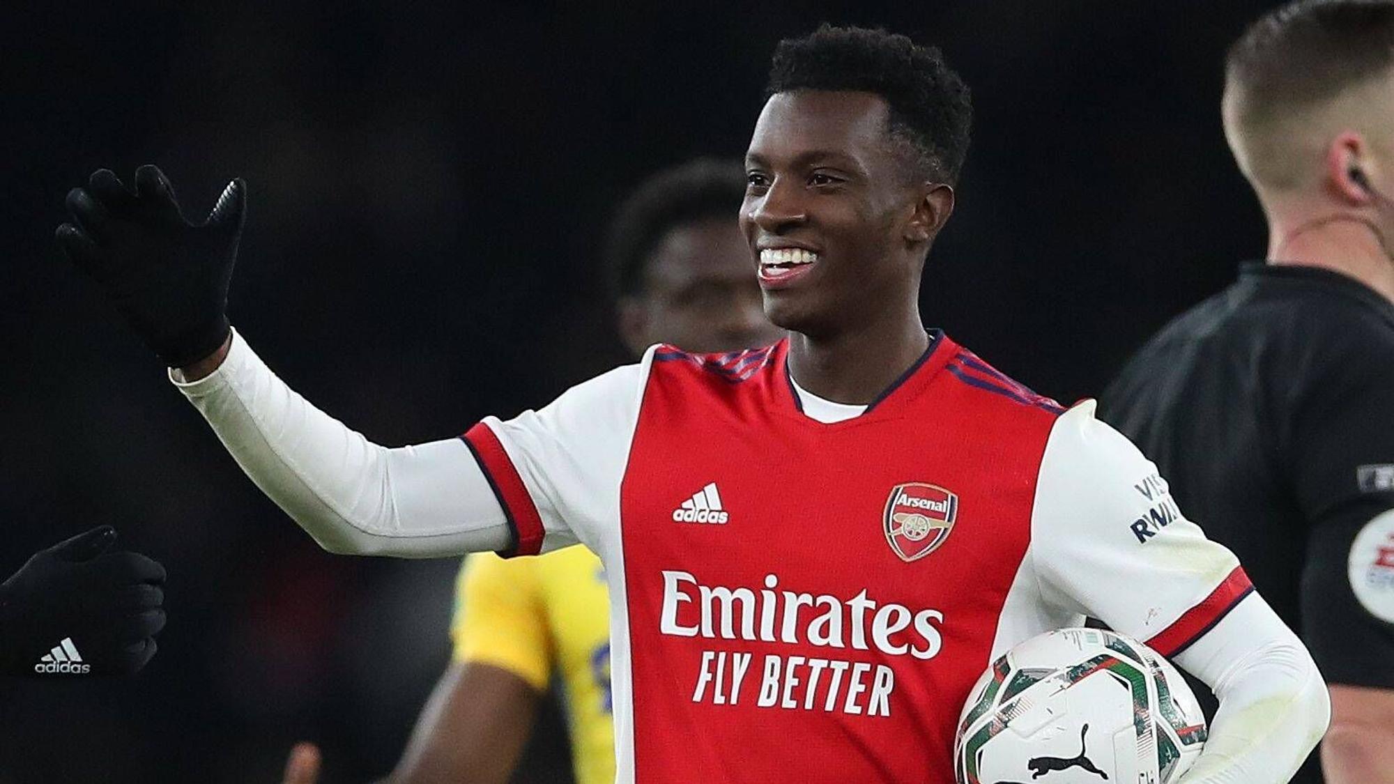 Offensivspieler Eddie Nketiah vom Premier-League-Klub, hier zu sehen am 21. Dezember 2021. Er hält den Ball in der Hand.
