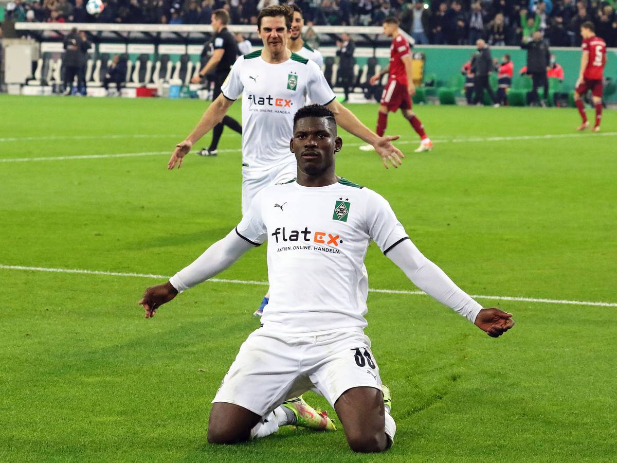 Gladbach-Stürmer Breel Embolo bejubelt einen seiner Treffer beim 5:0-Sieg im DFB-Pokal gegen Bayern München am 27. Oktober 2021 im Borussia-Park. Embolo breitet kniend seine Arme aus.