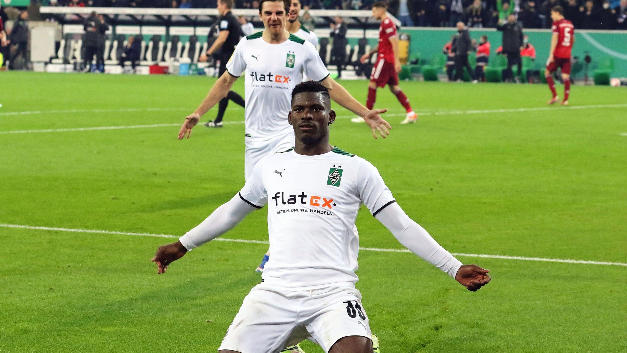 Gladbach-Stürmer Breel Embolo bejubelt einen seiner Treffer beim 5:0-Sieg im DFB-Pokal gegen Bayern München am 27. Oktober 2021 im Borussia-Park. Embolo breitet kniend seine Arme aus.