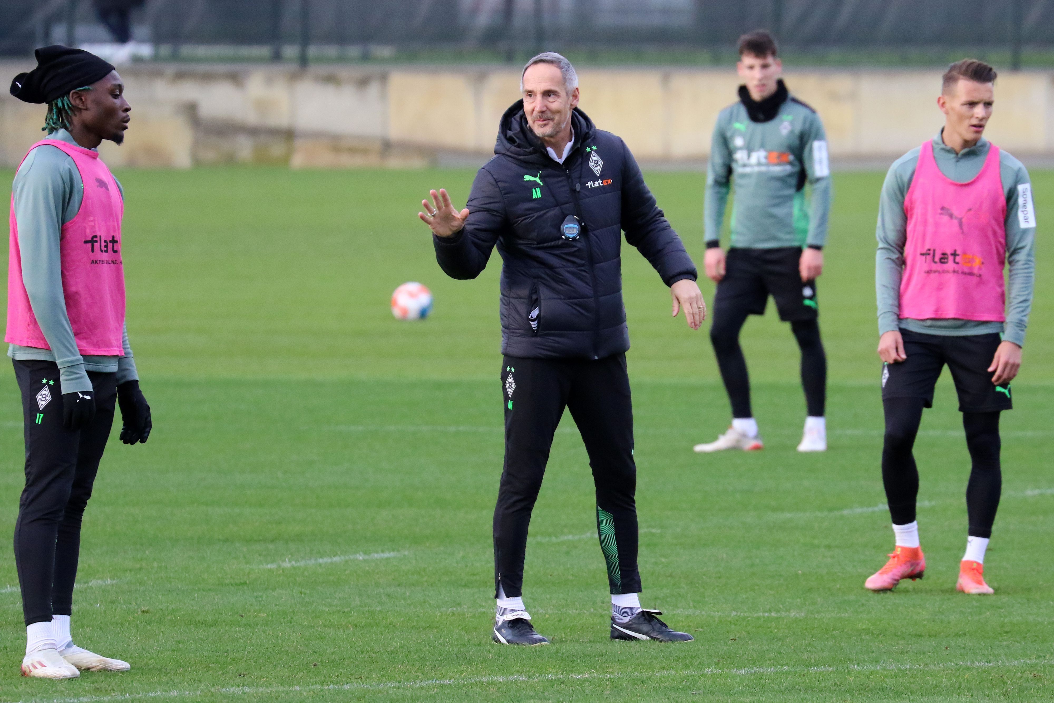 Adi Hütter, Trainer von Borussia Mönchengladbach, gibt Manu Koné (l.) im Training am 31. Januar 2021 Anweisungen.