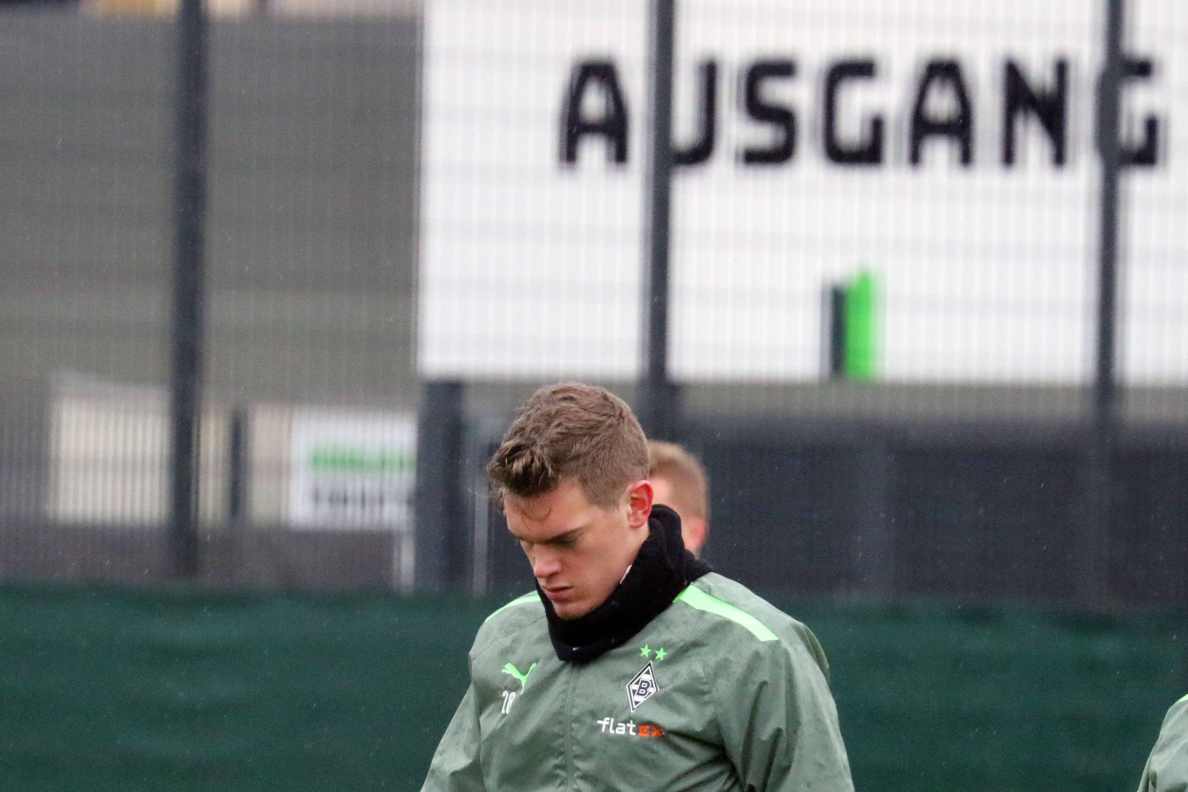 Matthias Ginter, hier bei einer Trainingseinheit der Fohlen am 29. Dezember 2021, schaut nachdenklich auf den Boden im Borussia-Park.