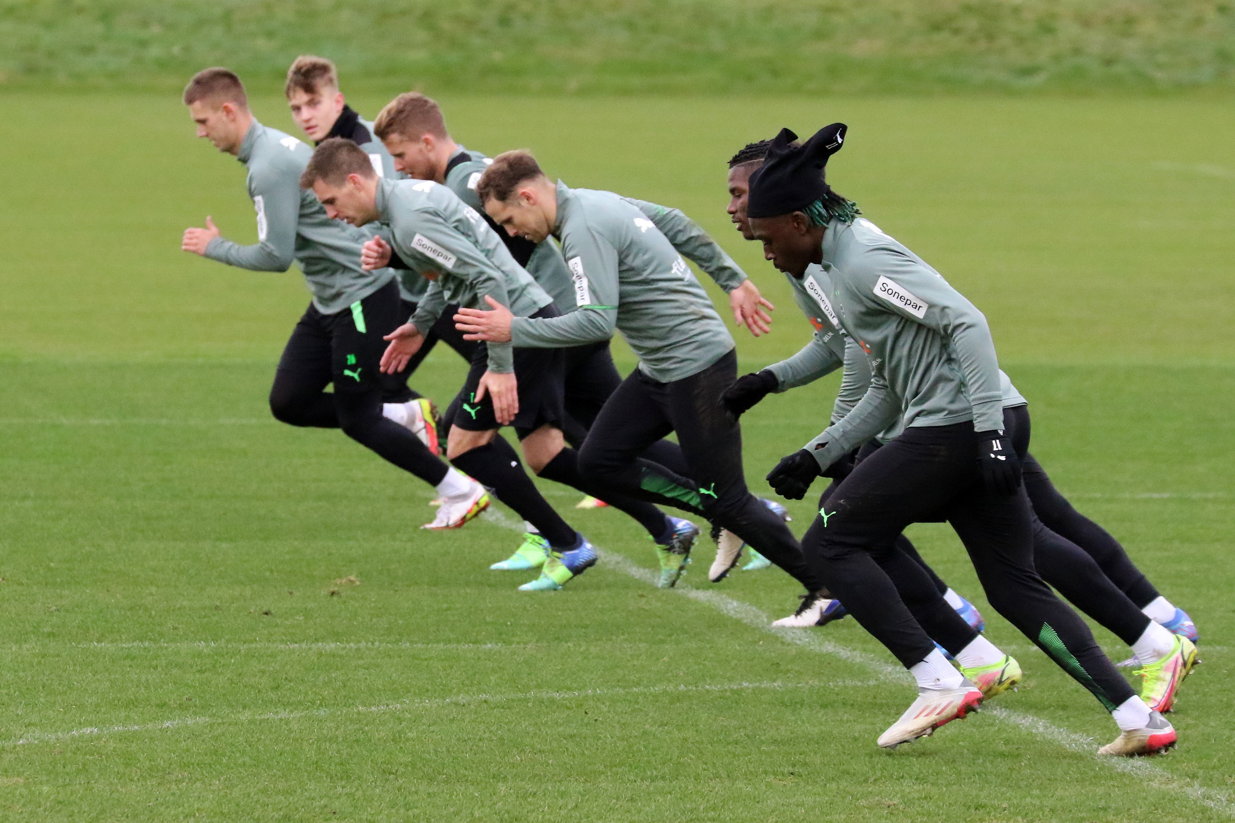 Das Team von Borussia Mönchengladbach sprintet am 31.12.2021, beim Training über den Platz im Borussia-Park.