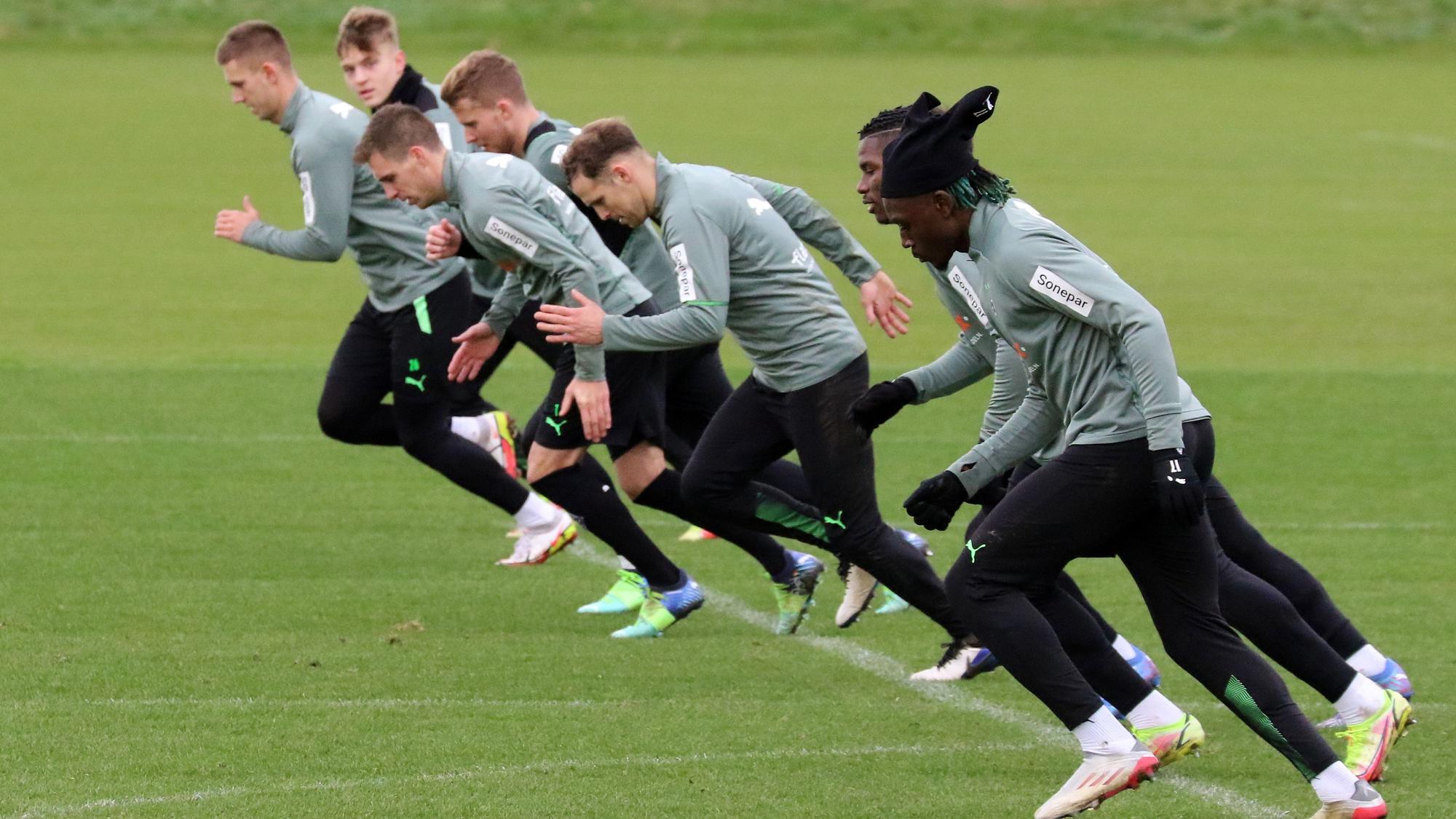 Das Team von Borussia Mönchengladbach sprintet am 31.12.2021, beim Training über den Platz im Borussia-Park.