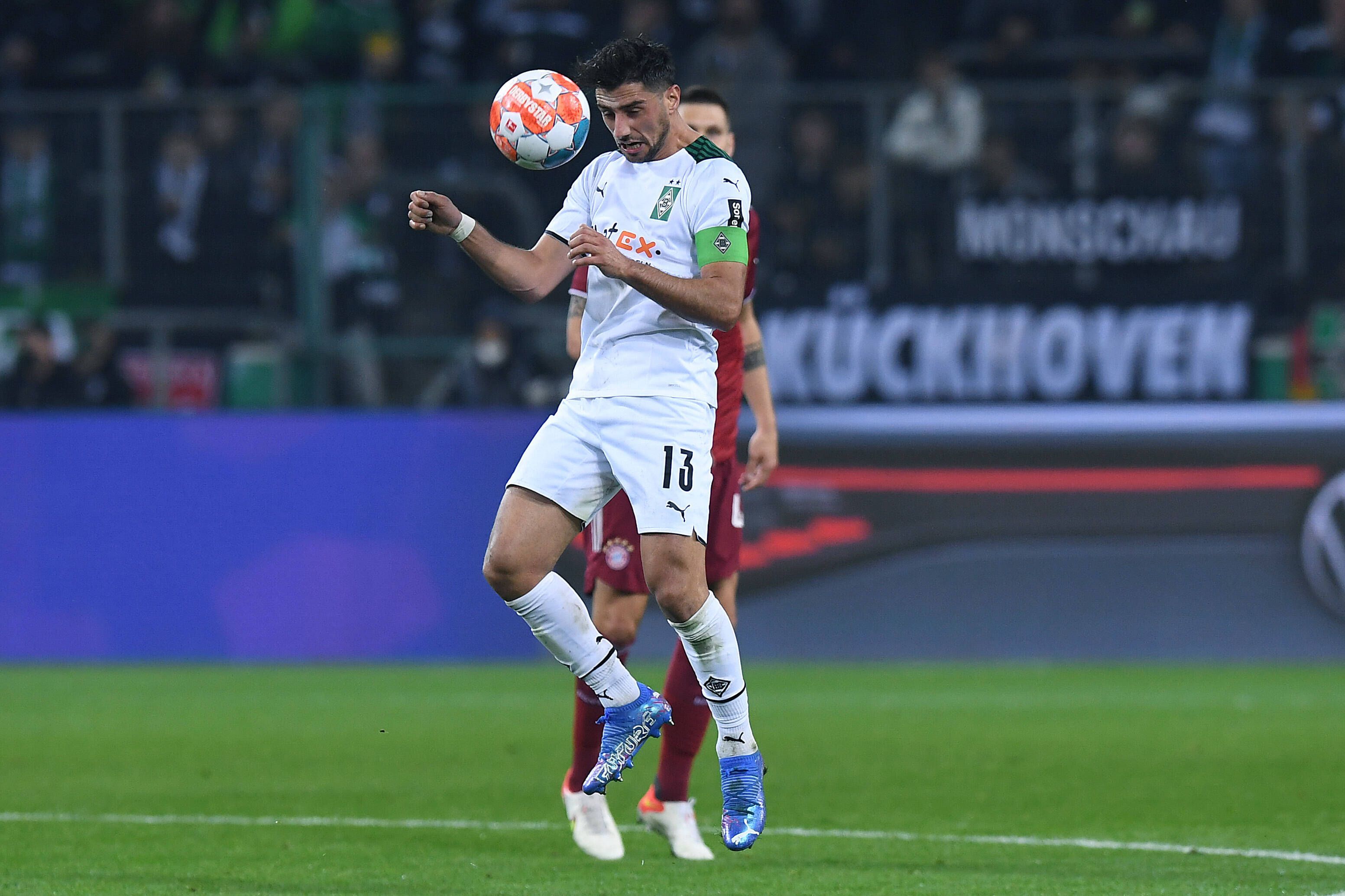 Lars Stindl, Kapitän von Borussia Mönchengladbach. Auf diesem Foto ist der Offensivspieler beim DFB-Pokal-Duell mit Bayern München am 27. Oktober 2021 im Borussia-Park zu sehen. Stindl köpft den Ball weg.