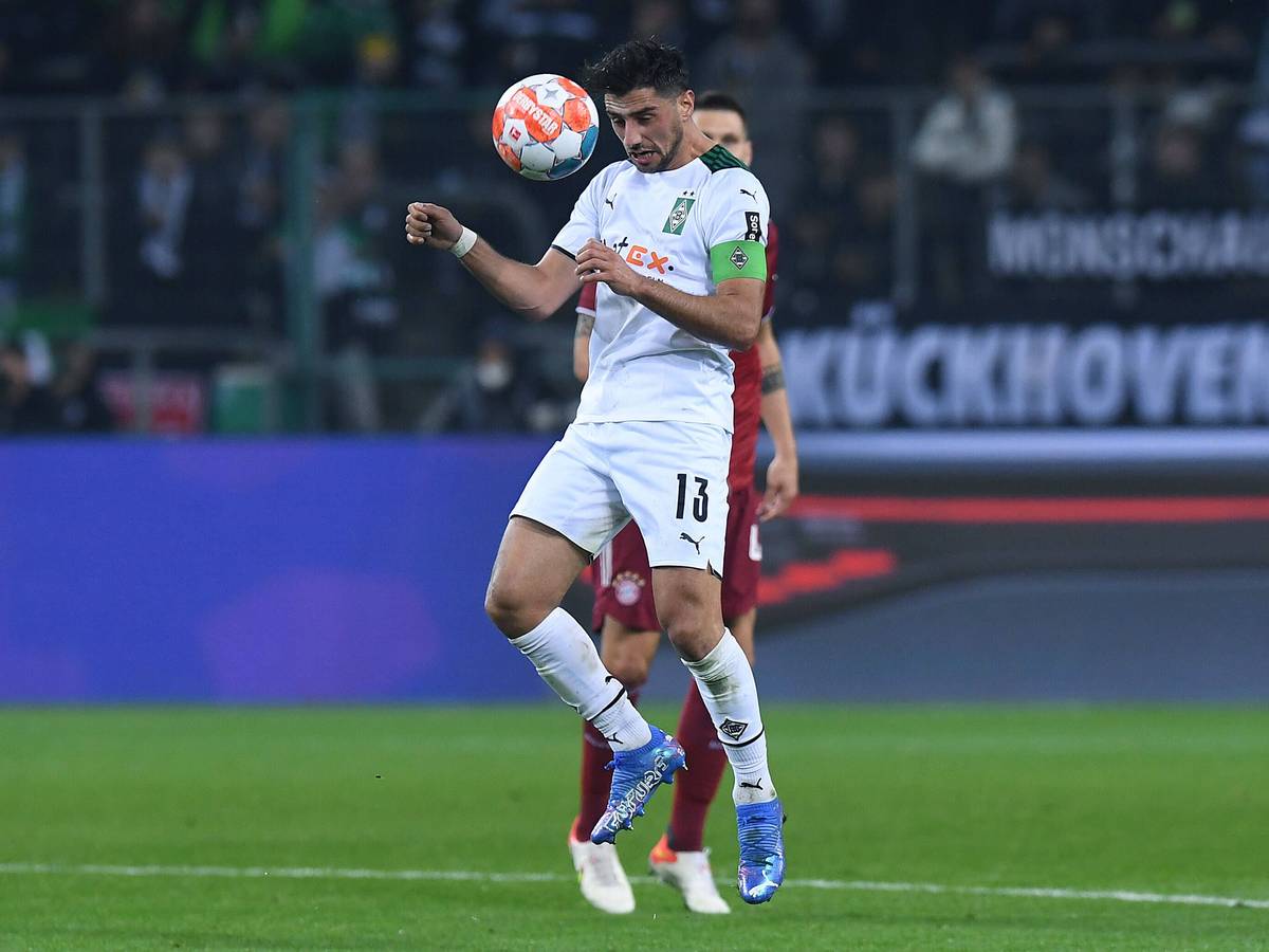 Lars Stindl, Kapitän von Borussia Mönchengladbach. Auf diesem Foto ist der Offensivspieler beim DFB-Pokal-Duell mit Bayern München am 27. Oktober 2021 im Borussia-Park zu sehen. Stindl köpft den Ball weg.