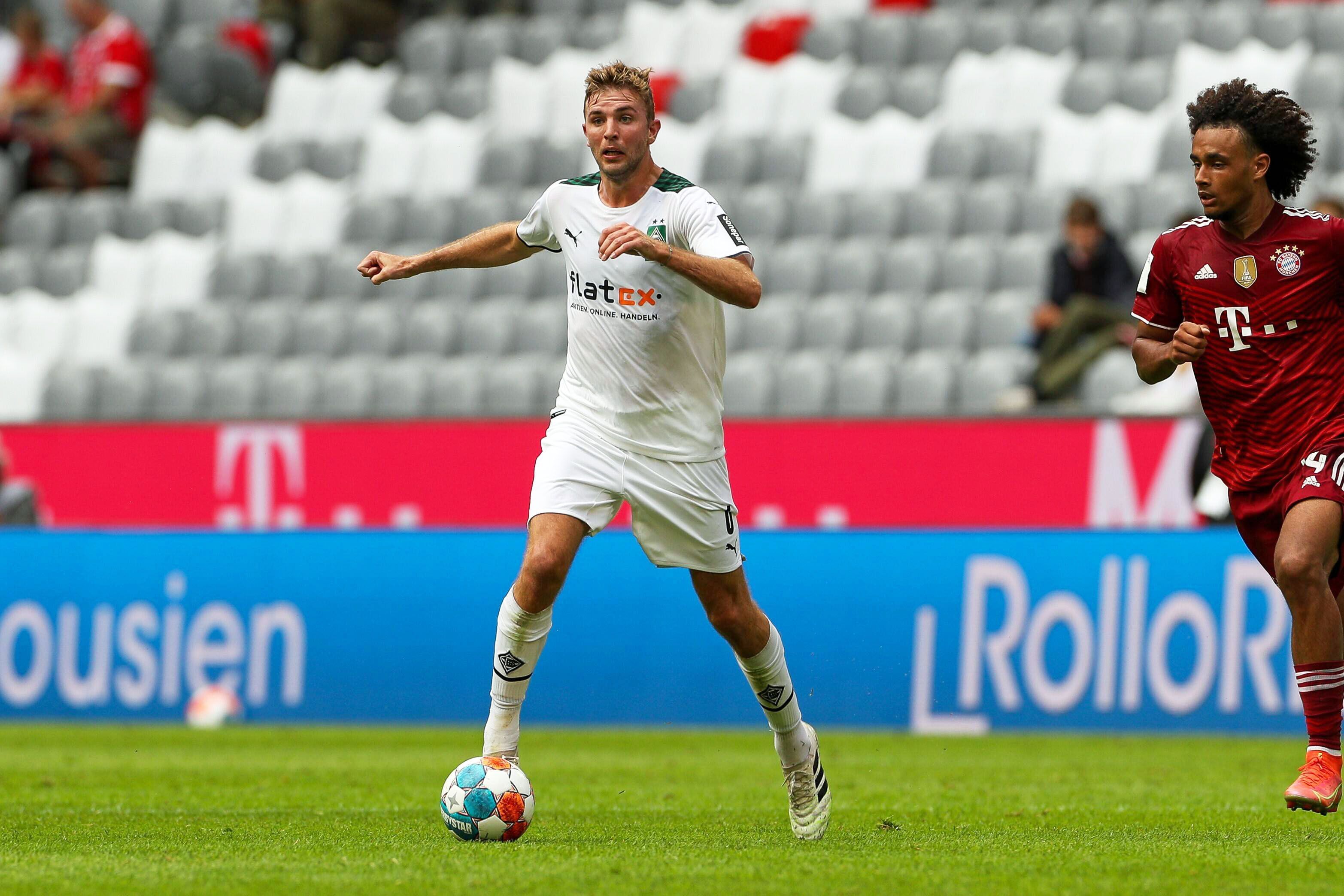 Christoph Kramer (M.), Mittelfeldspieler von Borussia Mönchengladbach, bei einem Testspiel der Fohlen-Elf am 28. Juli 2021 bei Bayern München in der Allianz-Arena. Kramer hat den Ball am rechten Fuß.