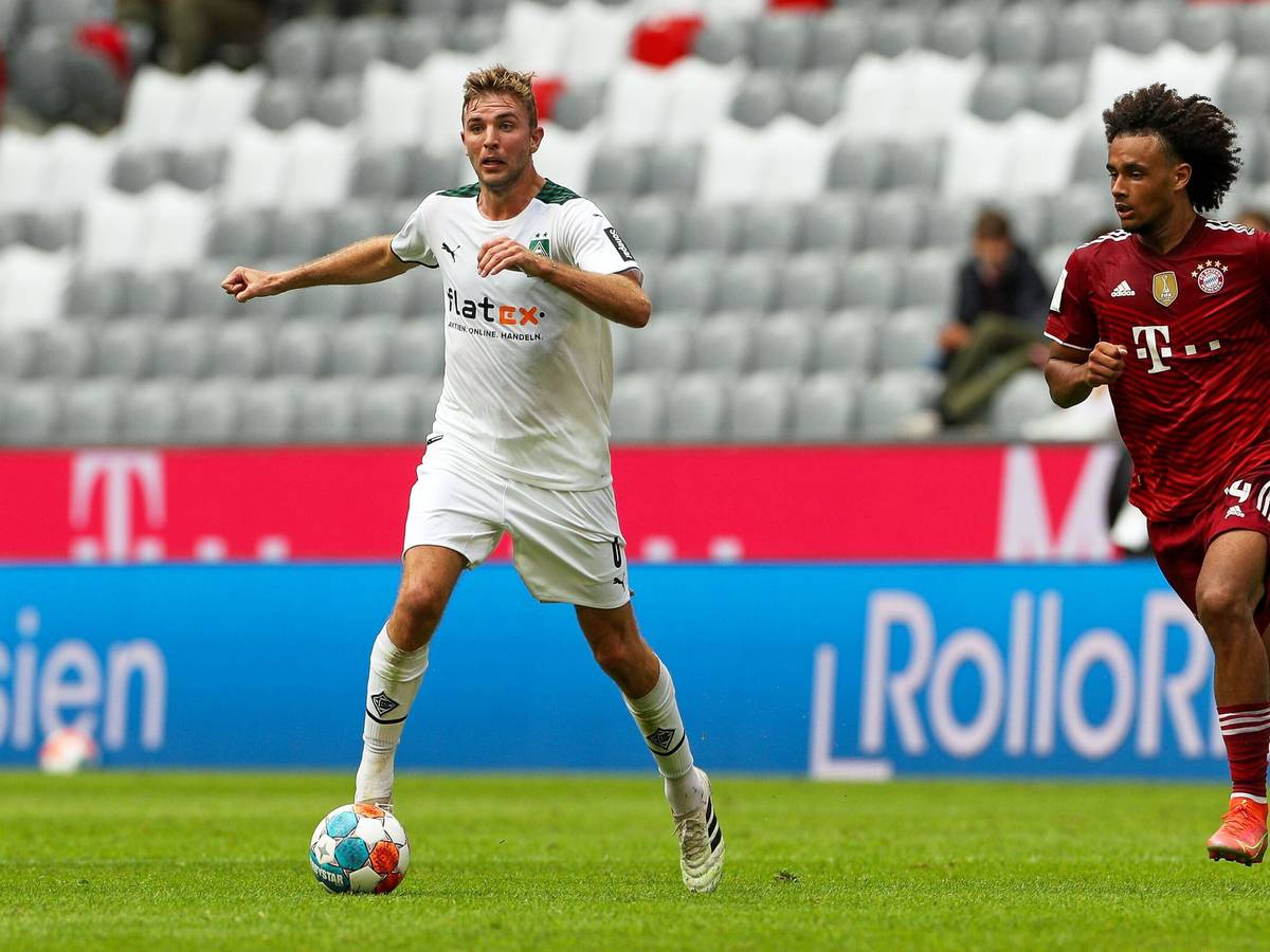 Christoph Kramer (M.), Mittelfeldspieler von Borussia Mönchengladbach, bei einem Testspiel der Fohlen-Elf am 28. Juli 2021 bei Bayern München in der Allianz-Arena. Kramer hat den Ball am rechten Fuß.