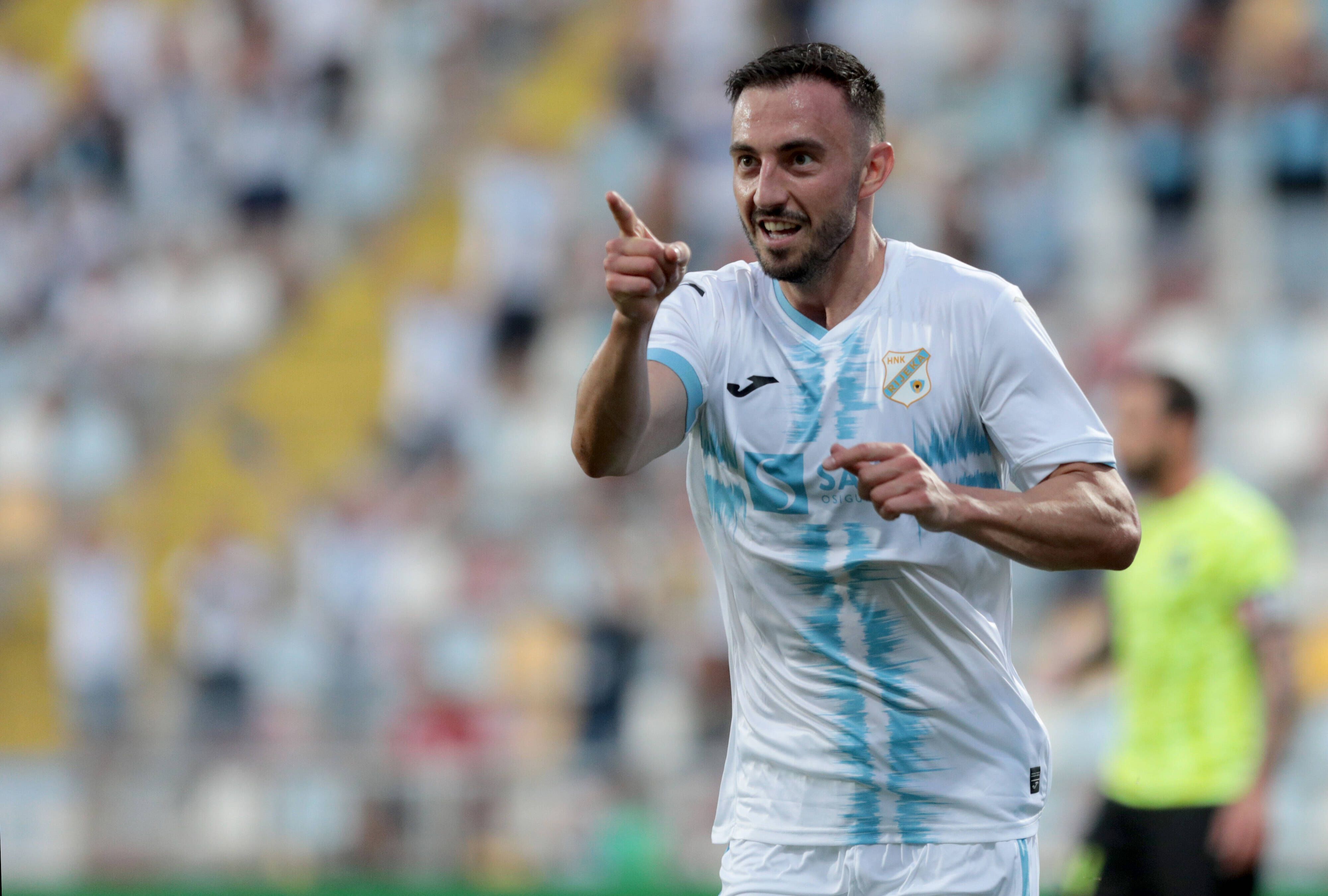 Josip Drmic, ehemaliger Stürmer von Borussia Mönchengladbach, bejubelt auf diesem Foto am 29. Juli 2021 einen Treffer für HNK Rijeka gegen Gzira United in der Qualifikation zur UEFA Conference League. Drmic macht eine Geste mit seinem Zeigefinger.