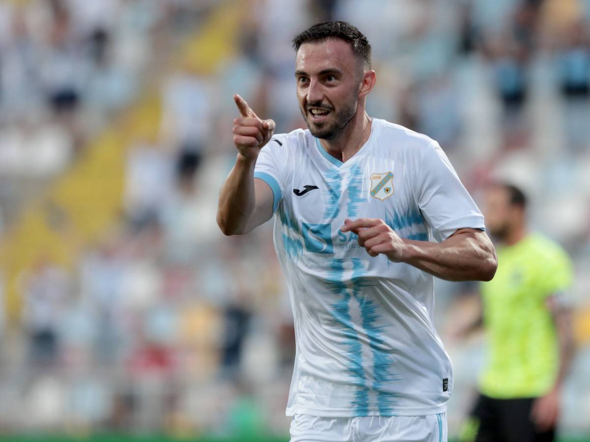 Josip Drmic, ehemaliger Stürmer von Borussia Mönchengladbach, bejubelt auf diesem Foto am 29. Juli 2021 einen Treffer für HNK Rijeka gegen Gzira United in der Qualifikation zur UEFA Conference League. Drmic macht eine Geste mit der rechten Hand.