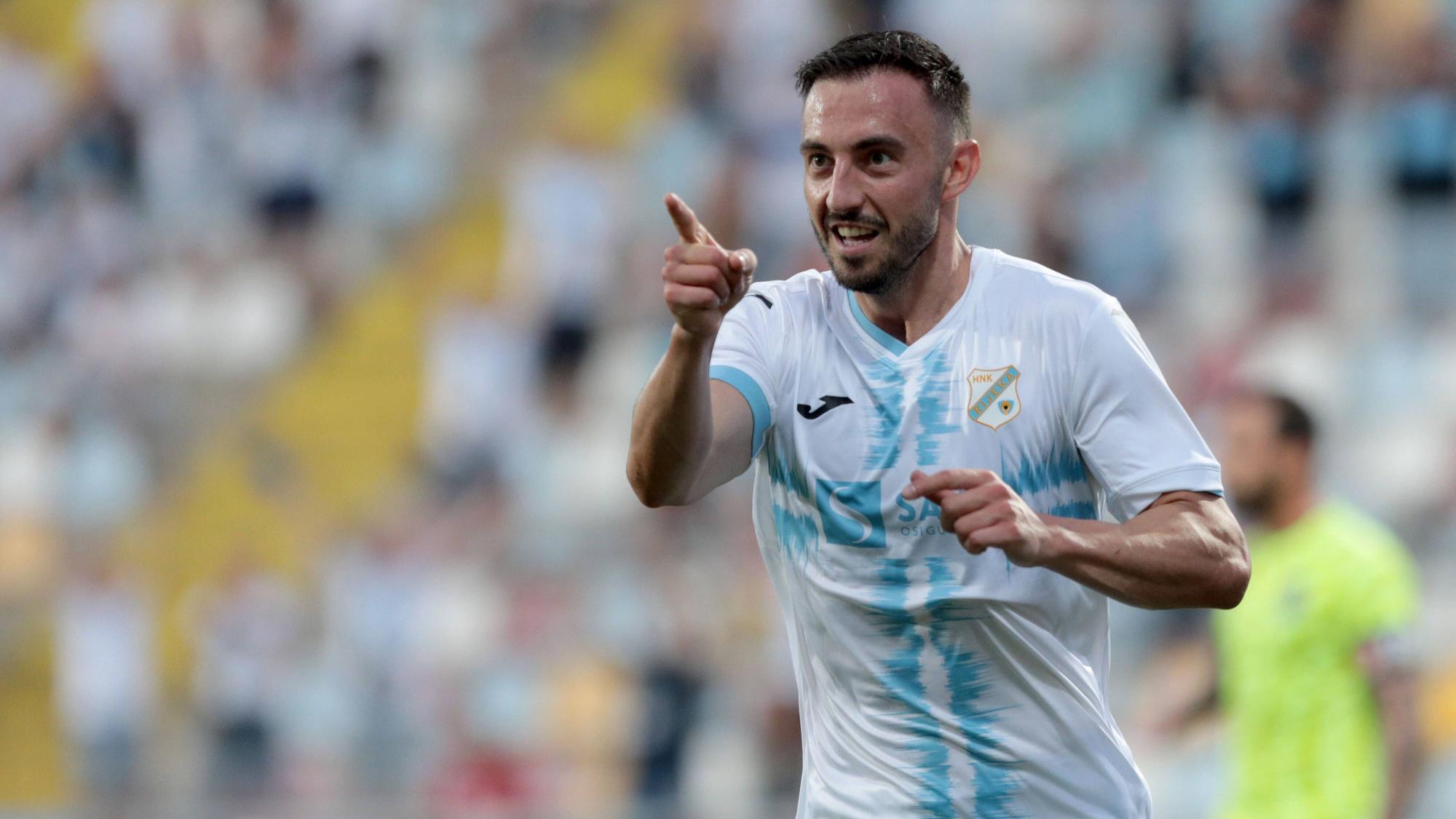 Josip Drmic, ehemaliger Stürmer von Borussia Mönchengladbach, bejubelt auf diesem Foto am 29. Juli 2021 einen Treffer für HNK Rijeka gegen Gzira United in der Qualifikation zur UEFA Conference League. Drmic macht eine Geste mit der rechten Hand.