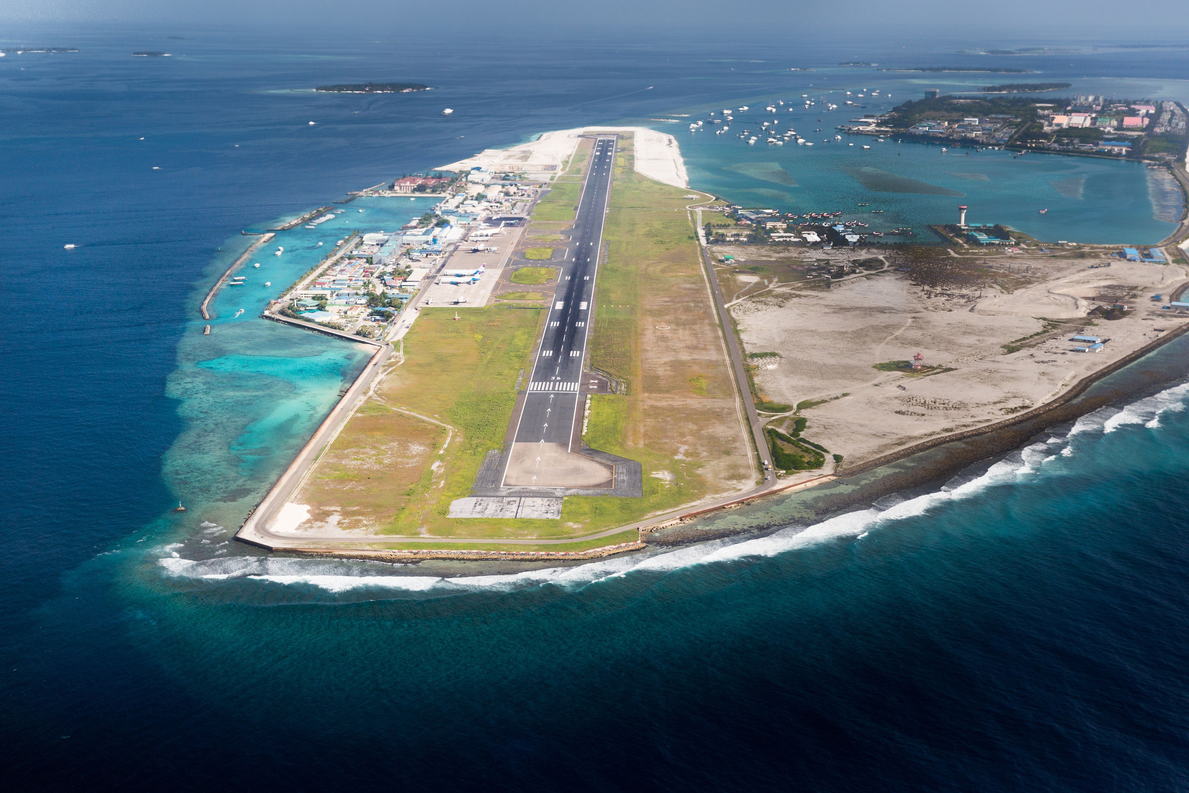 Der Flughafen von Malé, der Hauptstadt der Malediven, einem Inselstaat im Indischen Ozean. Dieses Foto stammt vom 28. Oktober 2020. Zu sehen ist die Landebahn-Insel und das Meer.