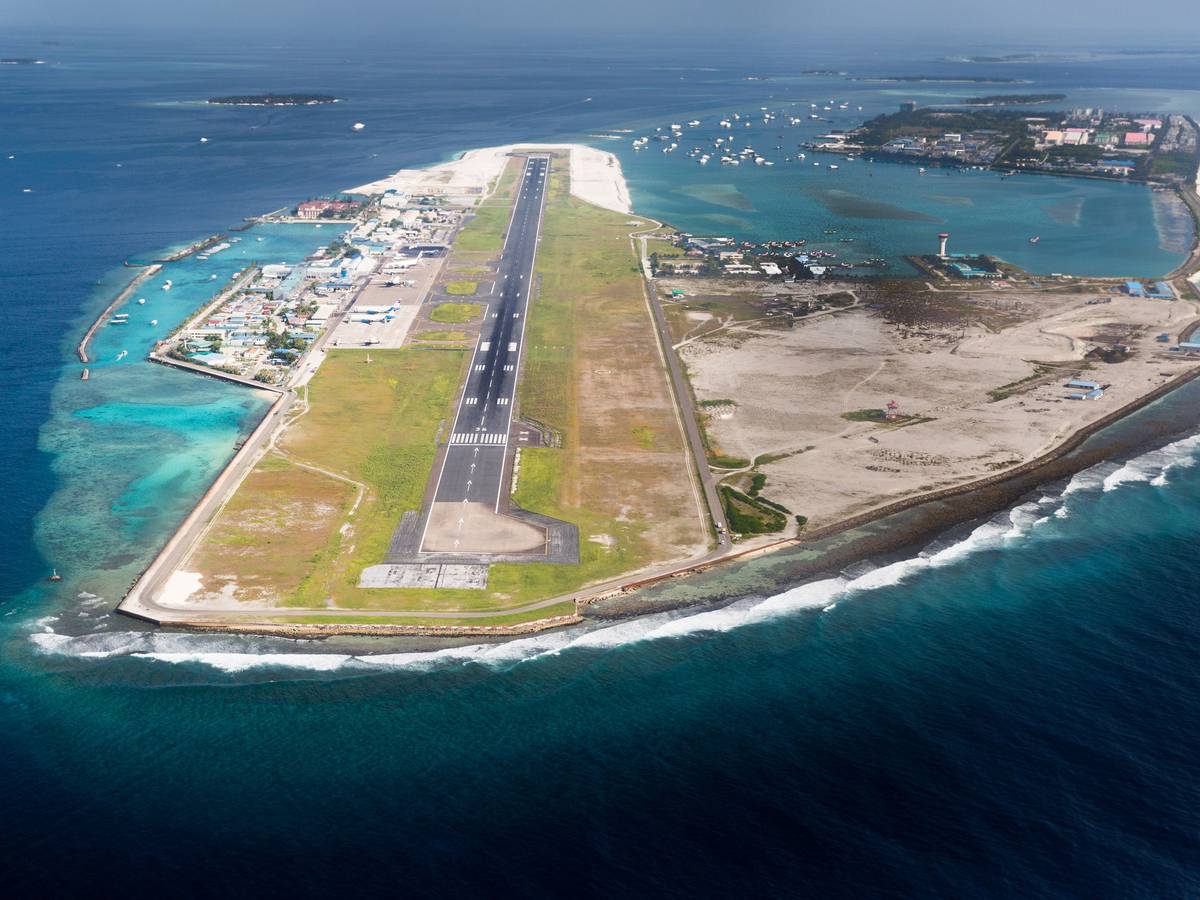 Der Flughafen von Malé, der Hauptstadt der Malediven, einem Inselstaat im Indischen Ozean. Dieses Foto stammt vom 28. Oktober 2020. Zu sehen ist die Landebahn-Insel und das Meer.