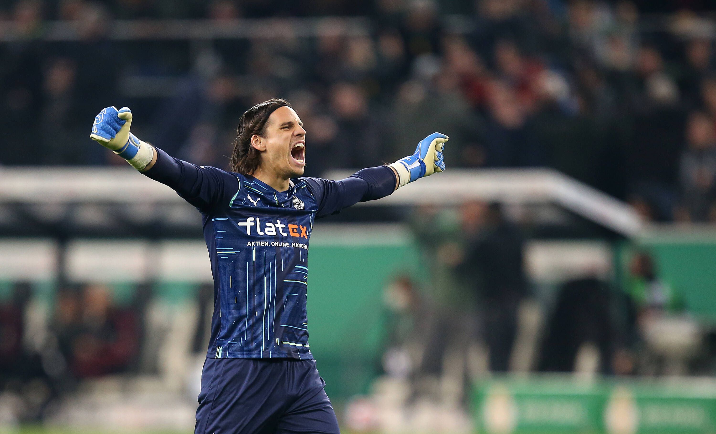 Yann Sommer, Torhüter von Borussia Mönchengladbach. Auf diesem Foto brüllt der Schweizer Nationalspieler seine Freude über den Sieg im DFB-Pokal gegen Bayern München am 27. Oktober 2021 im Borussia-Park heraus. Sommer hat beide Arme ausgebreitet, die Hände sind zu Fäusten geballt.