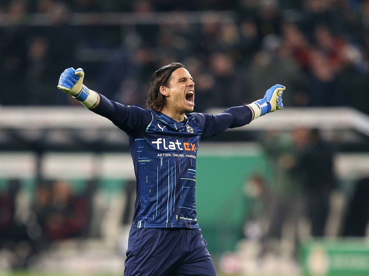 Yann Sommer, Torhüter von Borussia Mönchengladbach. Auf diesem Foto brüllt der Schweizer Nationalspieler seine Freude über den Sieg im DFB-Pokal gegen Bayern München am 27. Oktober 2021 im Borussia-Park heraus. Sommer hat beide Arme ausgebreitet, die Hände sind zu Fäusten geballt.