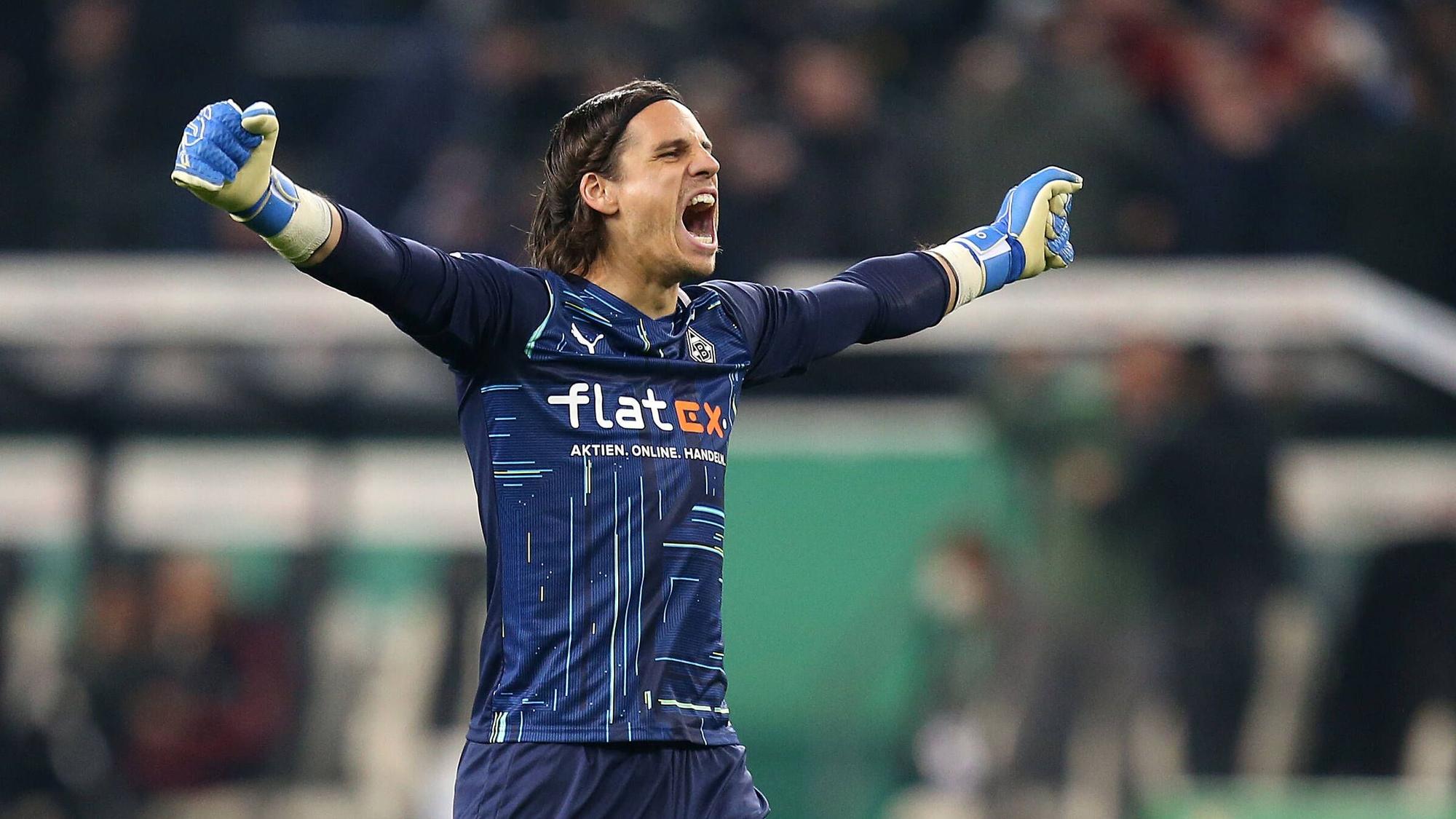 Yann Sommer, Torhüter von Borussia Mönchengladbach. Auf diesem Foto brüllt der Schweizer Nationalspieler seine Freude über den Sieg im DFB-Pokal gegen Bayern München am 27. Oktober 2021 im Borussia-Park heraus. Sommer hat beide Arme ausgebreitet, die Hände sind zu Fäusten geballt.