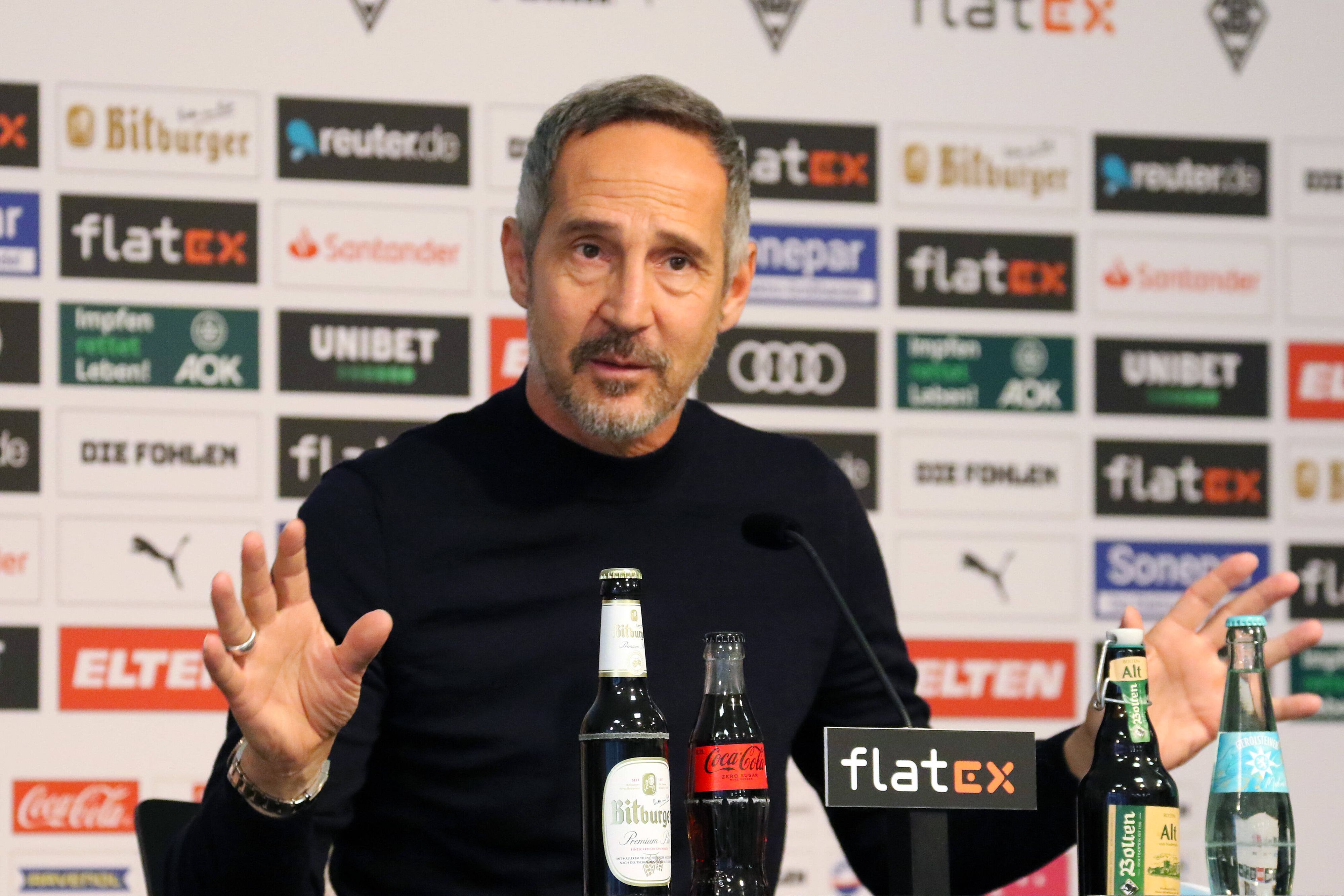 Adi Hütter, Trainer von Borussia Mönchengladbach, hat in der Pressekonferenz vor dem Rückrunden-Auftaktmatch bei Bayern München über seine Rückrunden-Pläne gesprochen. Das Foto zeigt den Gladbach-Coach bei einer Pressekonferenz am 14. Dezember 2021.