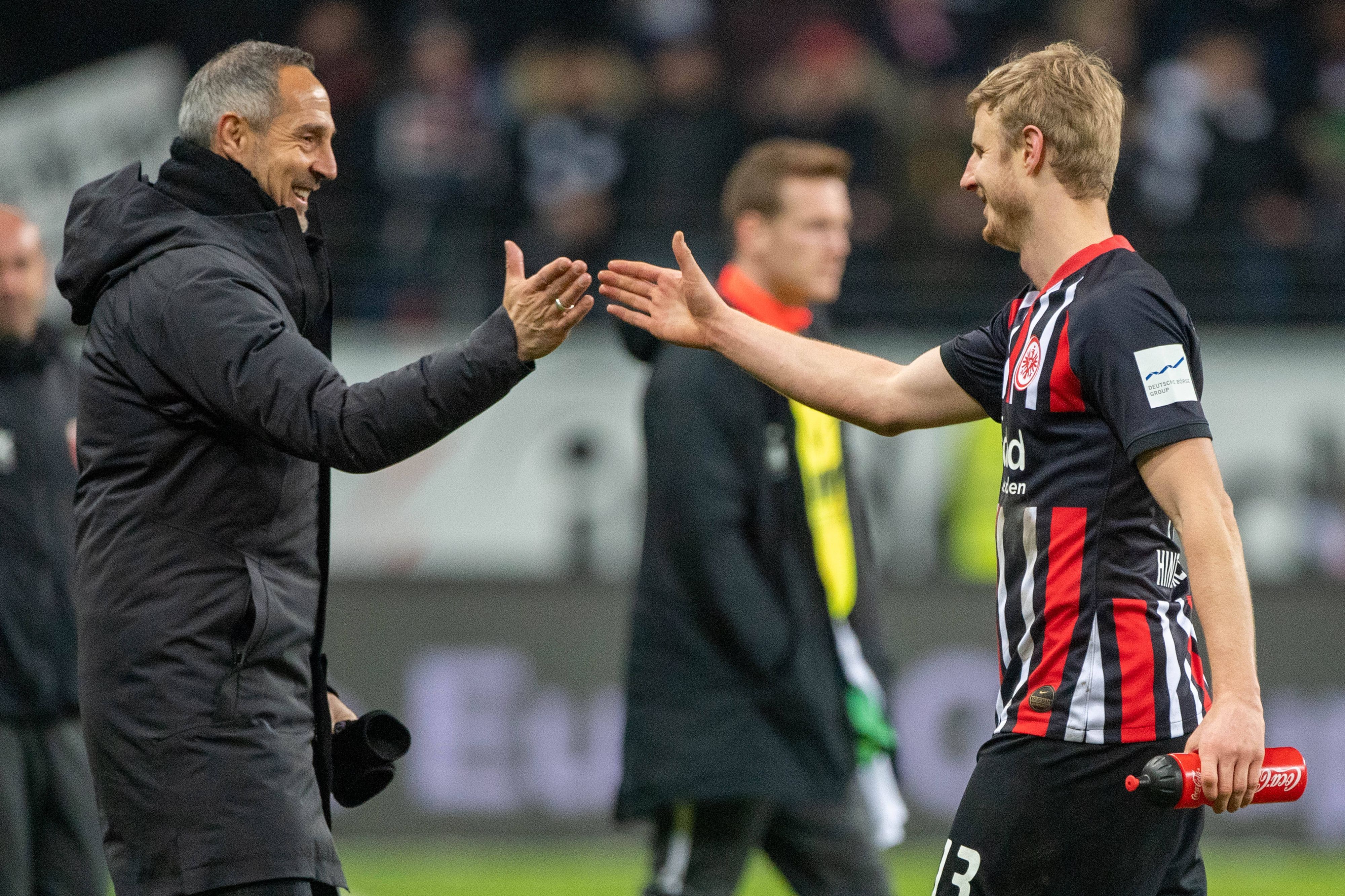 Gladbach-Coach Adi Hütter und Frankfurt-Verteidiger Martin Hinteregger jubeln gemeinsam nach einem Spiel der SGE am 7. Februar 2020. Damals war Hütter noch Trainer in Frankfurt.
