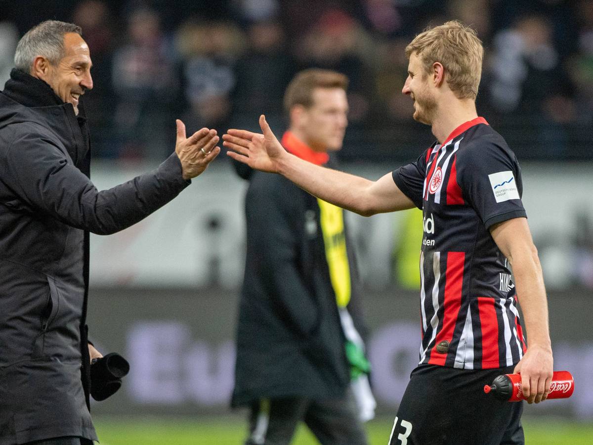 Gladbach-Coach Adi Hütter und Frankfurt-Verteidiger Martin Hinteregger jubeln gemeinsam nach einem Spiel der SGE am 7. Februar 2020. Damals war Hütter noch Trainer in Frankfurt.