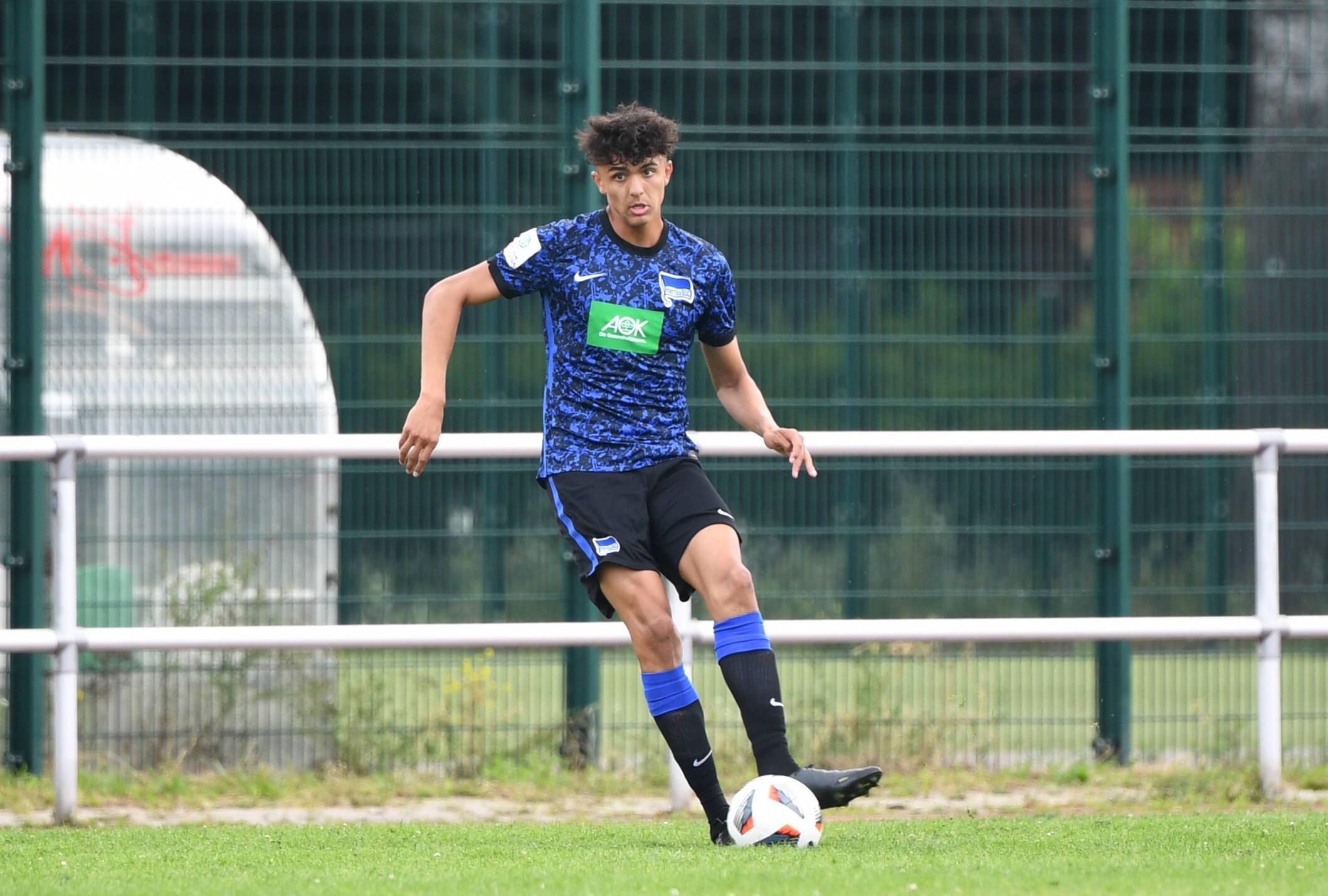 Jamil Najjar, hier zu sehen am 12. Juli 2021, wechselt von Hertha BSC zu Borussia Mönchengladbach. Najjar hat den Ball am Fuß.