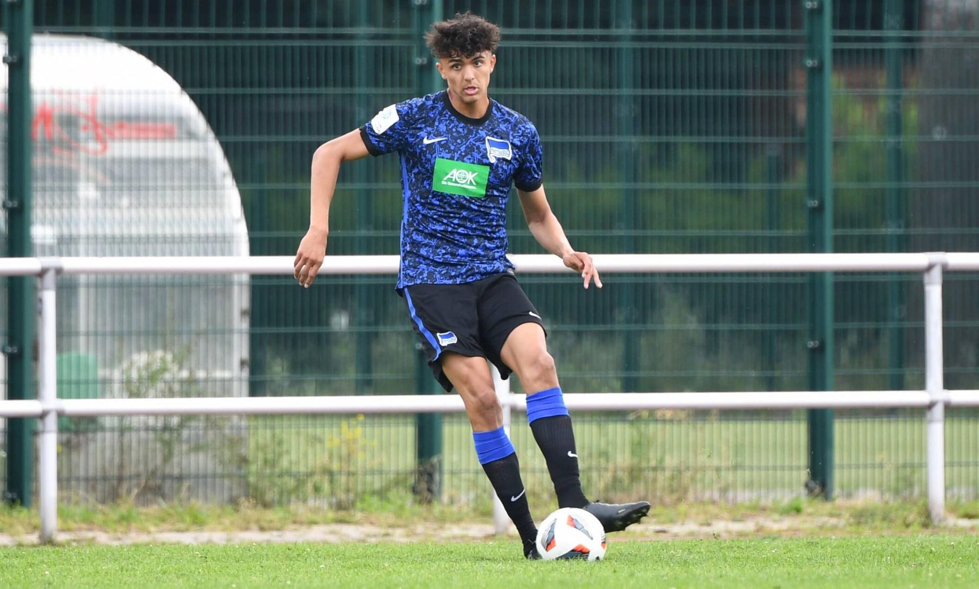 Jamil Najjar, hier zu sehen am 12. Juli 2021, wechselt von Hertha BSC zu Borussia Mönchengladbach. Najjar hat den Ball am Fuß.