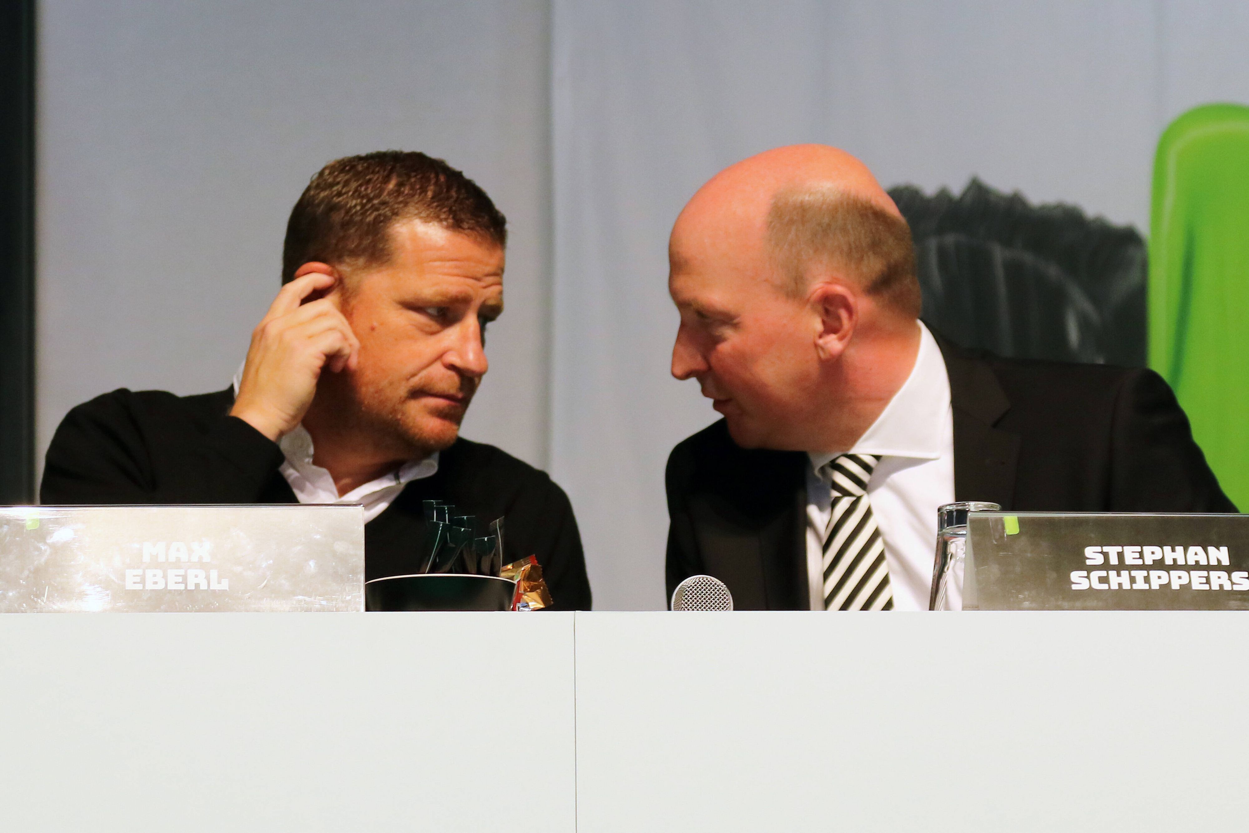 Sportdirektor Max Eberl (l.) und Geschäftsführer Stephan Schippers (r.) bei der Mitgliederversammlung von Fußball-Bundesligist Borussia Mönchengladbach am 10. August 2021 im Borussia-Park.