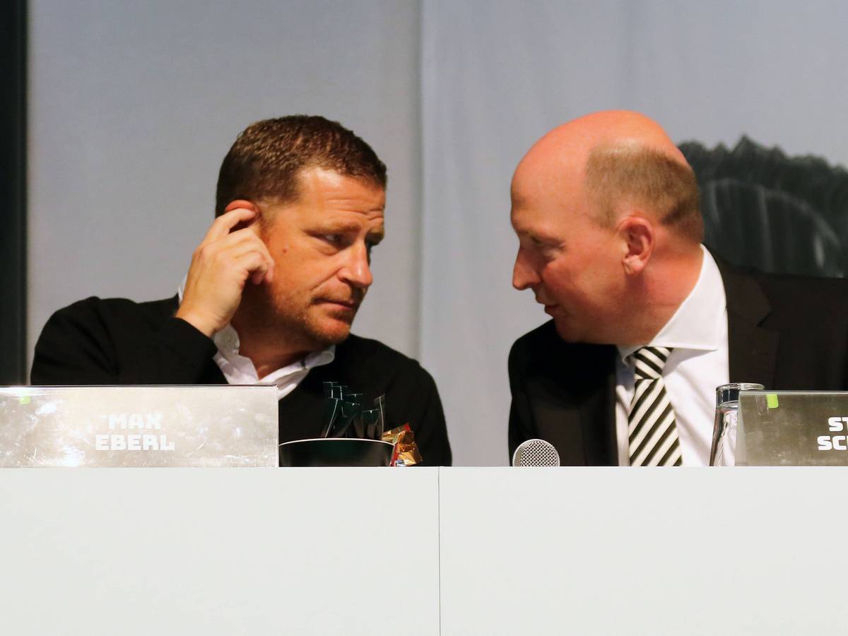 Sportdirektor Max Eberl (l.) und Geschäftsführer Stephan Schippers (r.) bei der Mitgliederversammlung von Fußball-Bundesligist Borussia Mönchengladbach am 10. August 2021 im Borussia-Park.