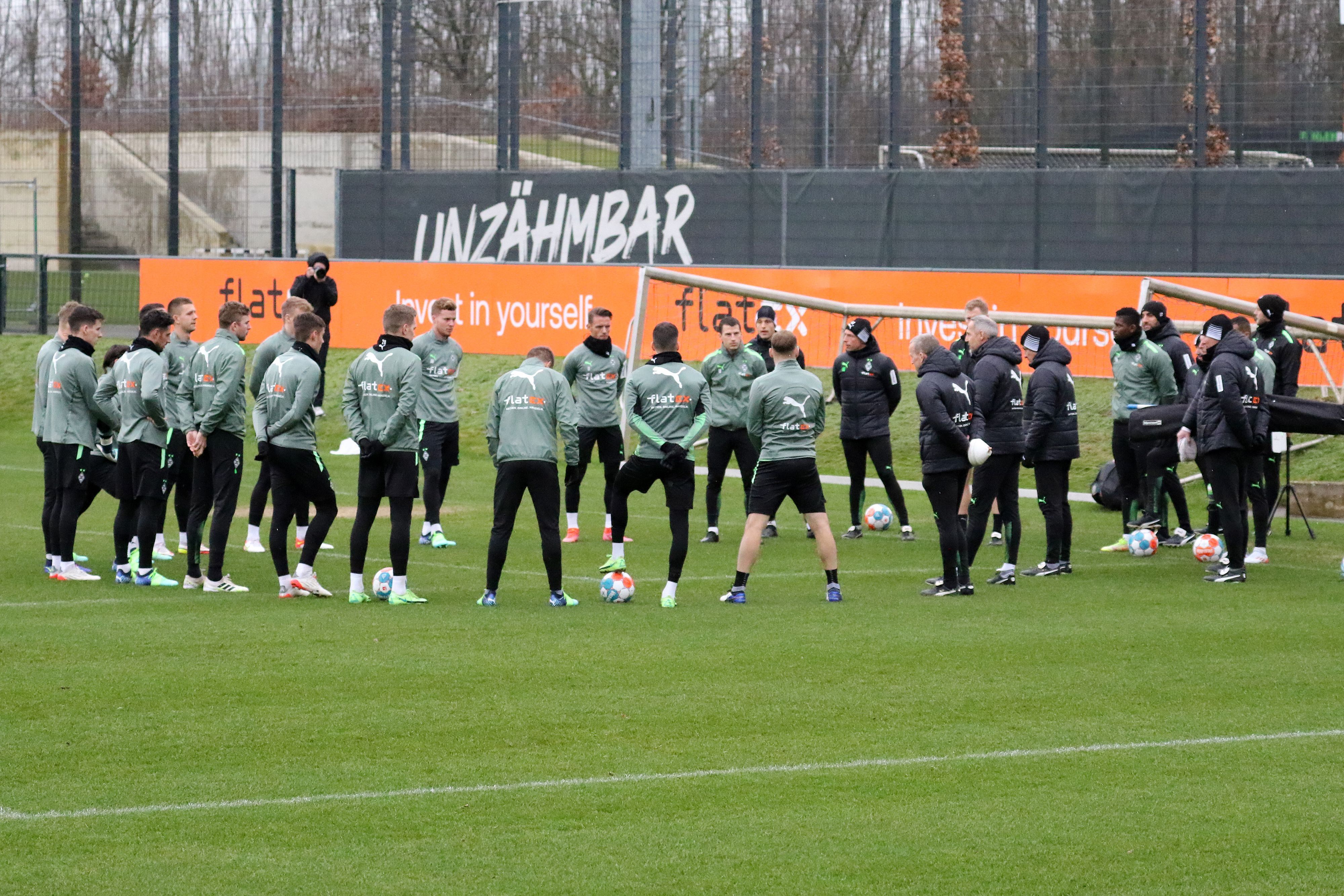 Das Team von Borussia Mönchengladbach, hier bei einer Trainingseinheit am 29. Dezember 2021 im Borussia-Park, bildet einen Kreis und lauscht den Worten von Trainer Adi Hütter.